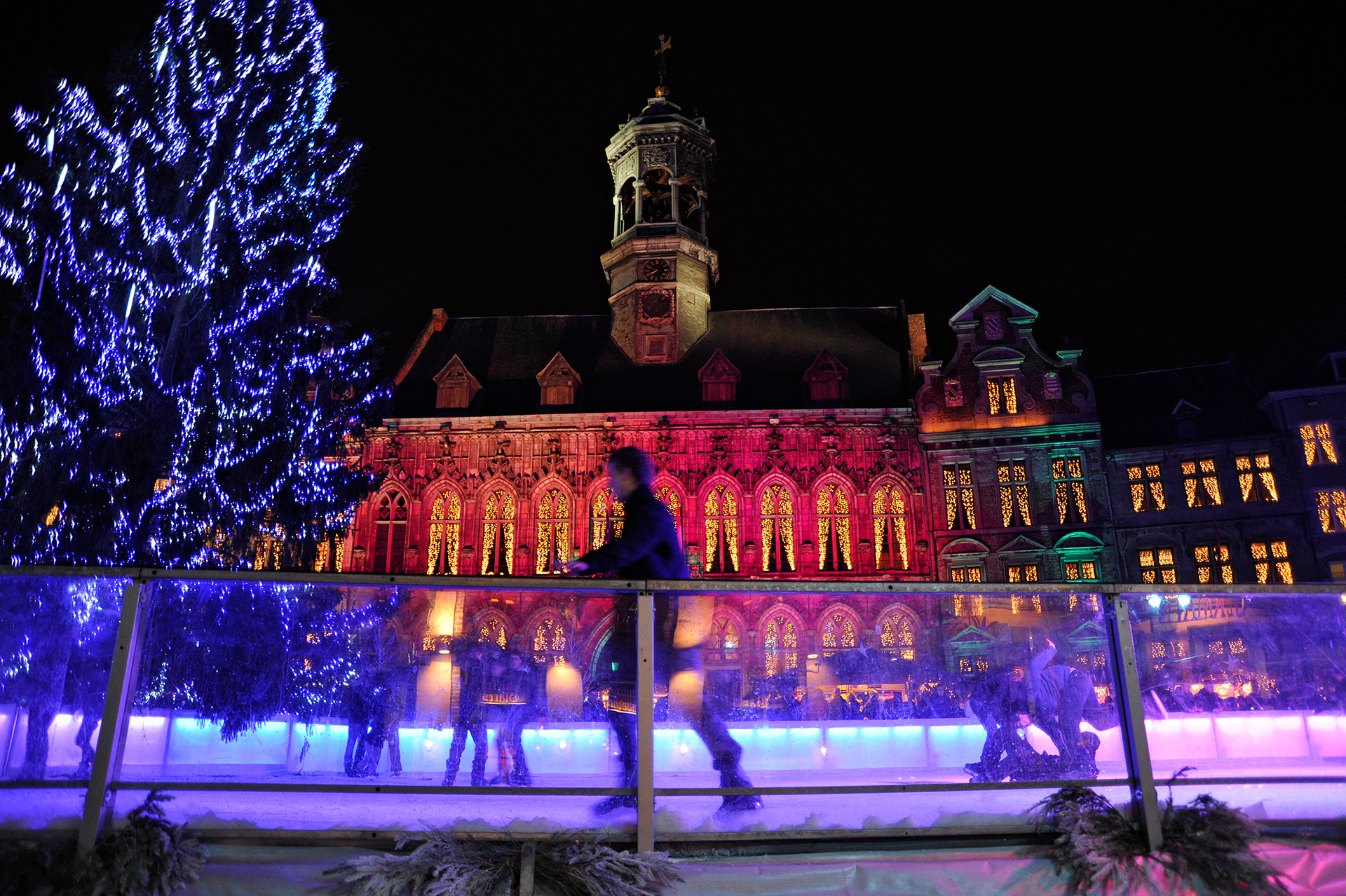 Patinoire illuminée au pied de l'hôtel de ville de Mons