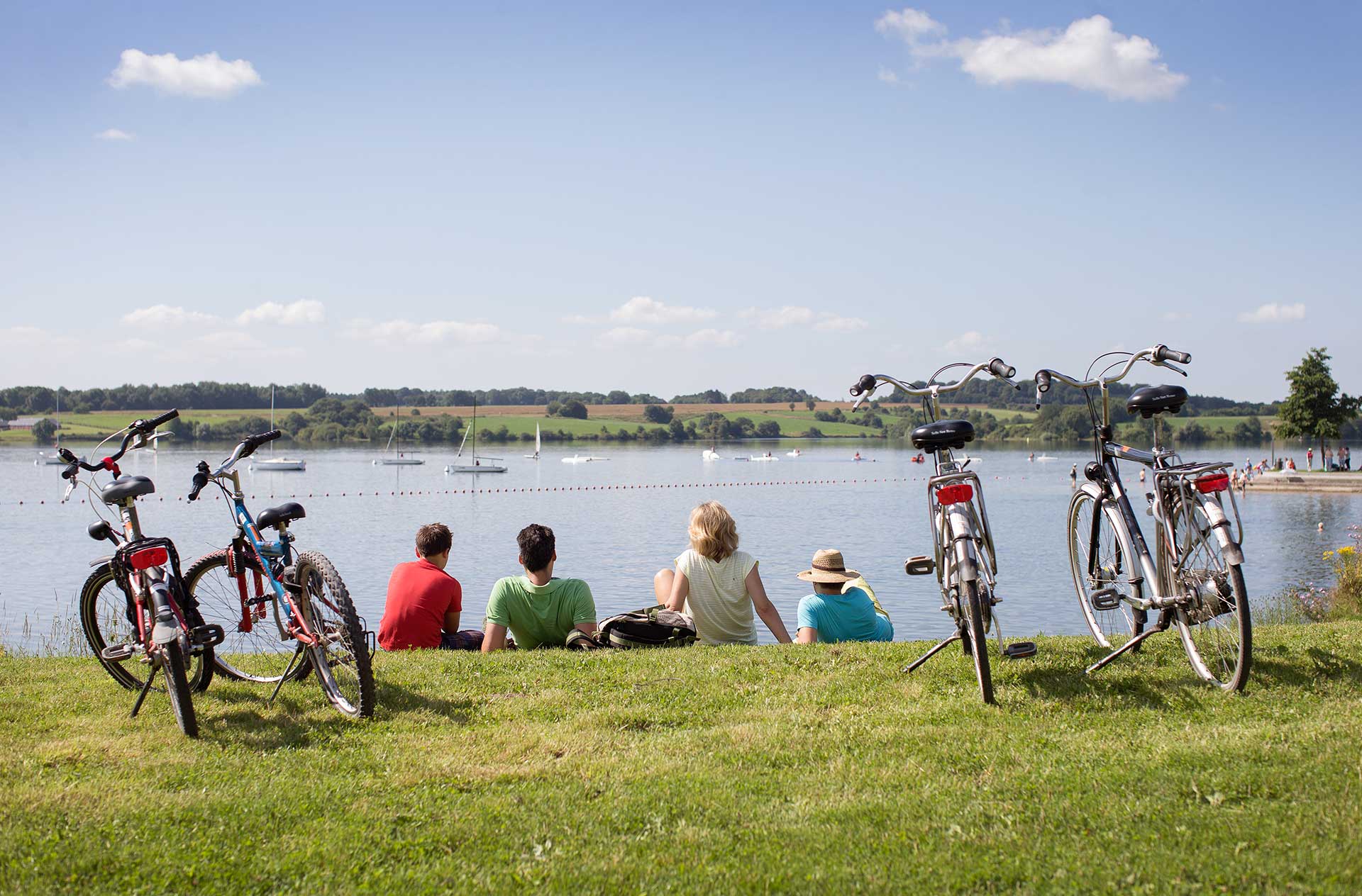 Gruppe von Personen, die nach einer Fahrradtour um die Seen der l'Eau d'Heure eine Pause einlegen.