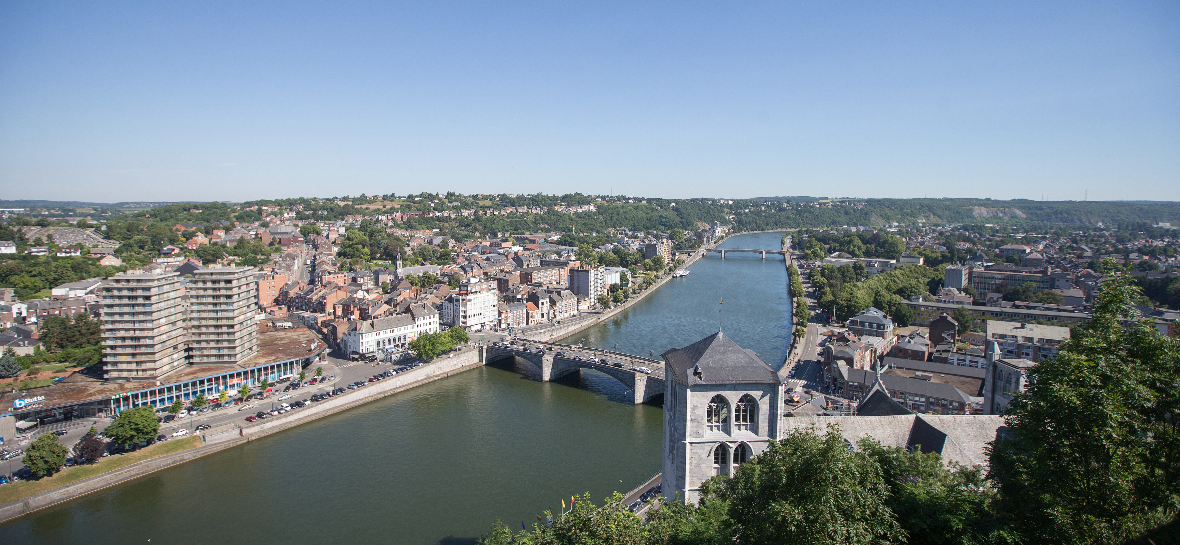 Huy vue du ciel. Photo panoramique qui montre en avant plan le Fort de Huy et le pont Roi Baudoin traversant la Meuse.