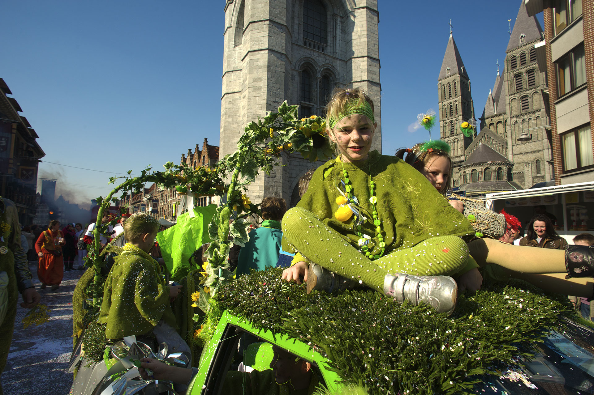 Fillette sur un char du Carnaval de Tournai