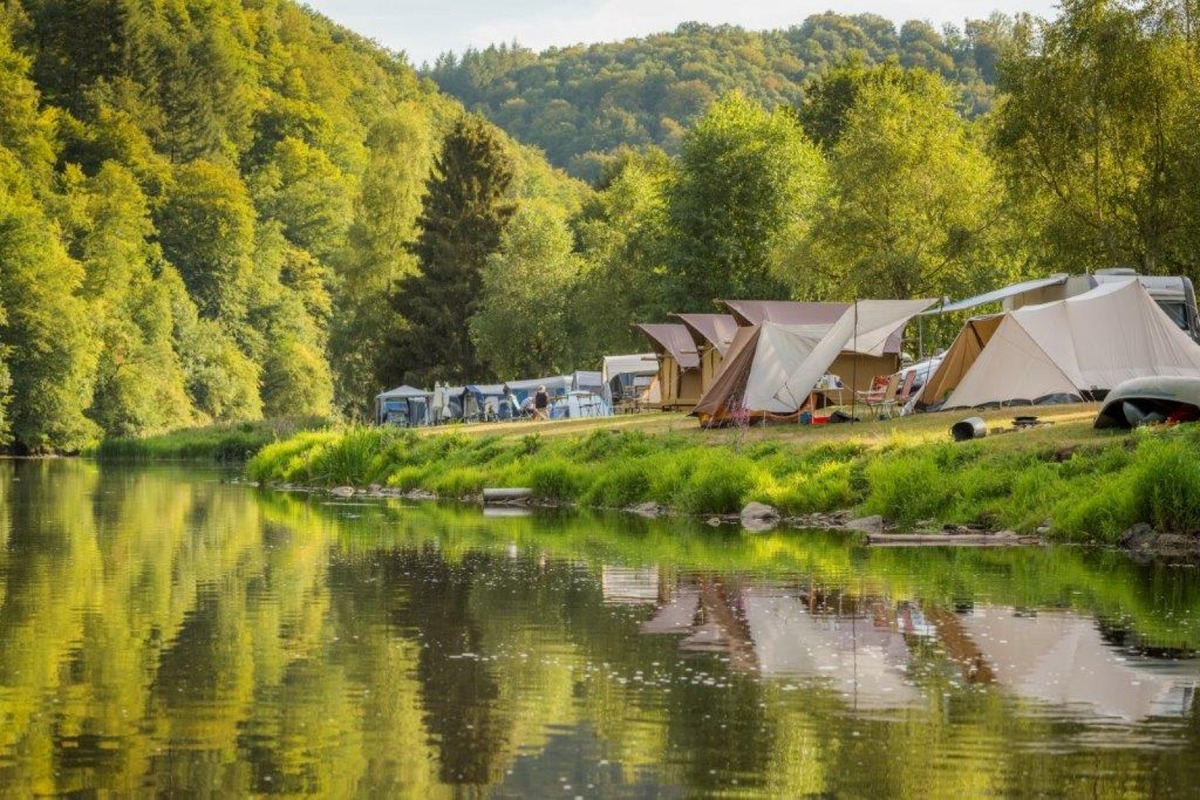 Camping Le Prahay - Pouphena - 130 emplacements - prise de courant - Location de tentes de luxe entièrement équipées - activités d'eau