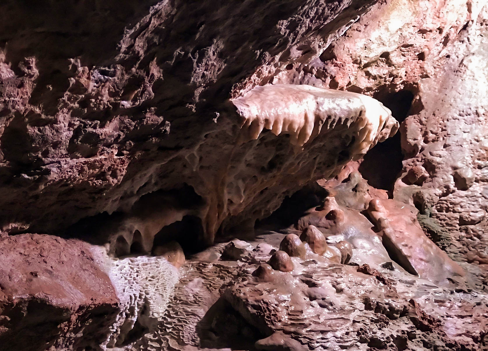 Cavité avec ses concrétions de la Grotte de Neptune
