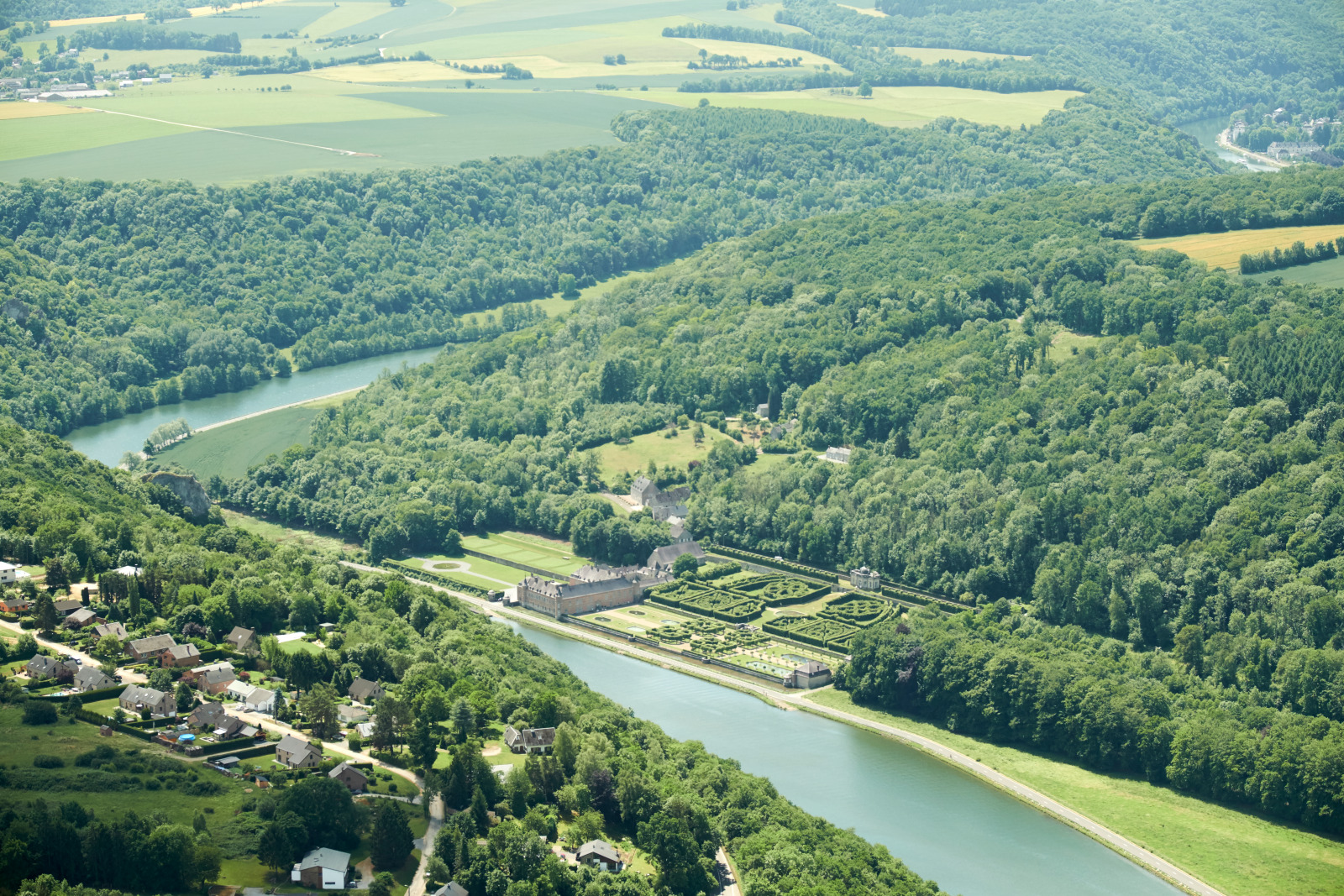 Luchtfoto van het kasteel van Freÿr langs de Maas