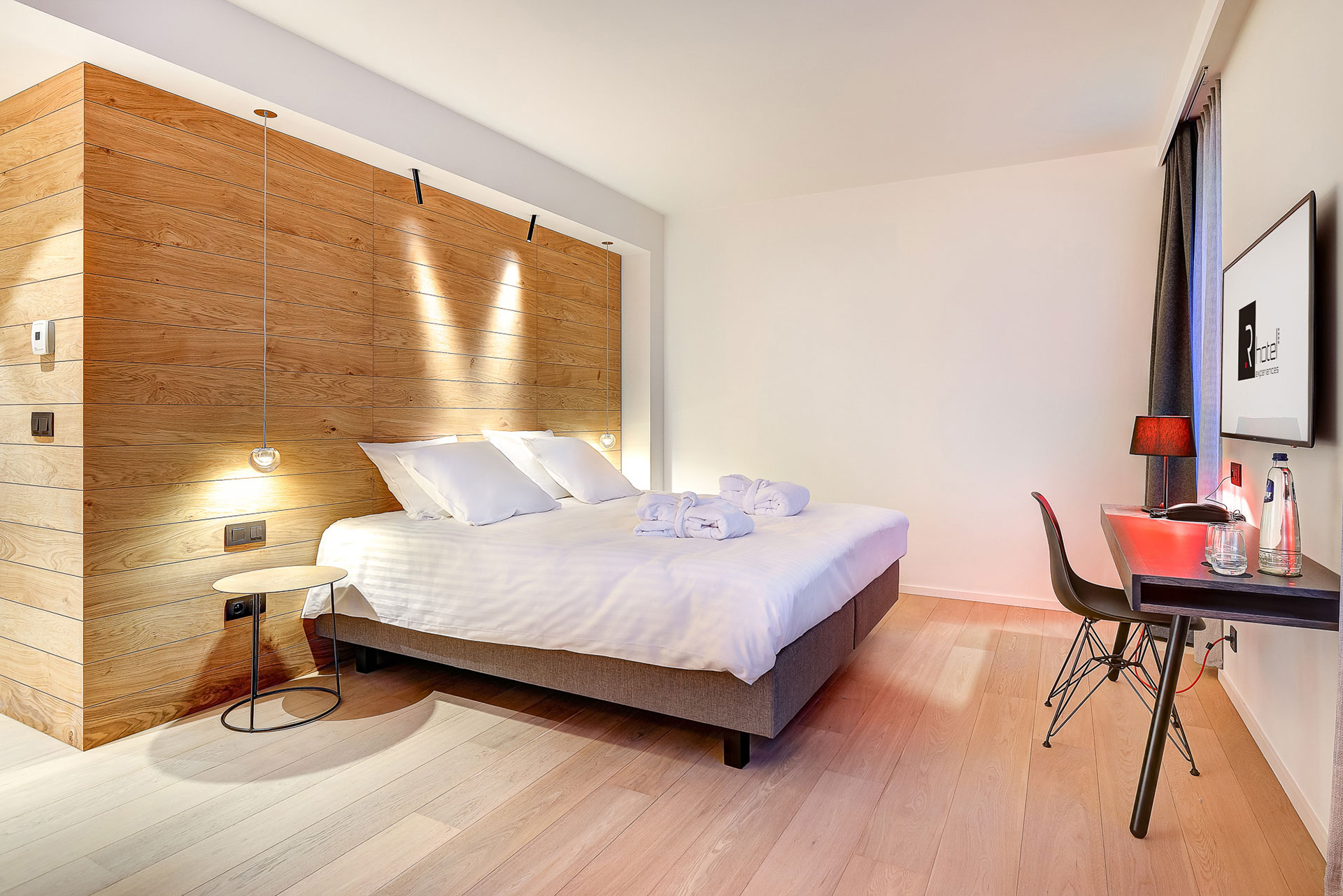 Chambre double avec tête de lit en bois, parfaits pour vos séminaires résidentiels en Wallonie
