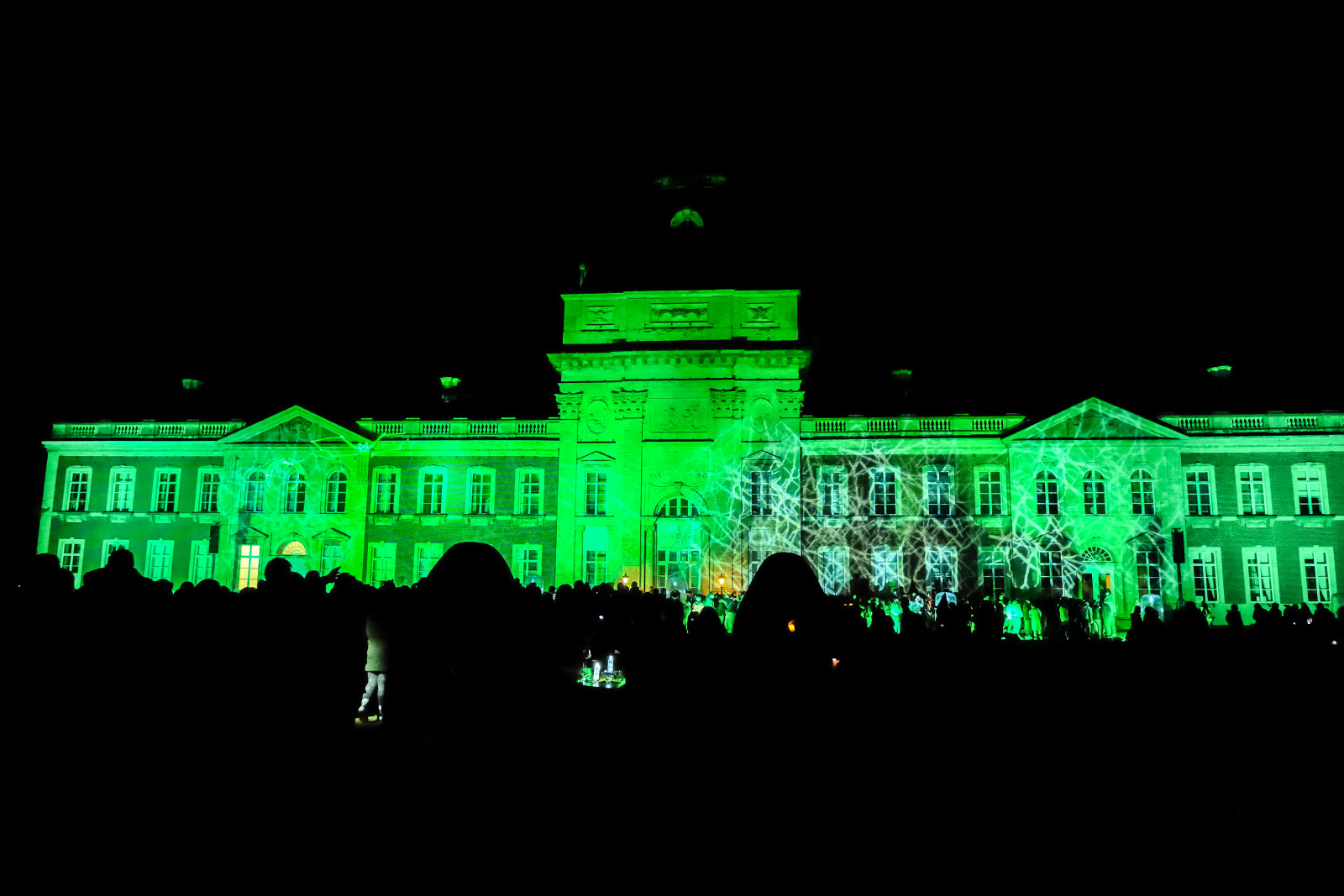 Façade du château d'Hélécine éclairée de lumières vertes