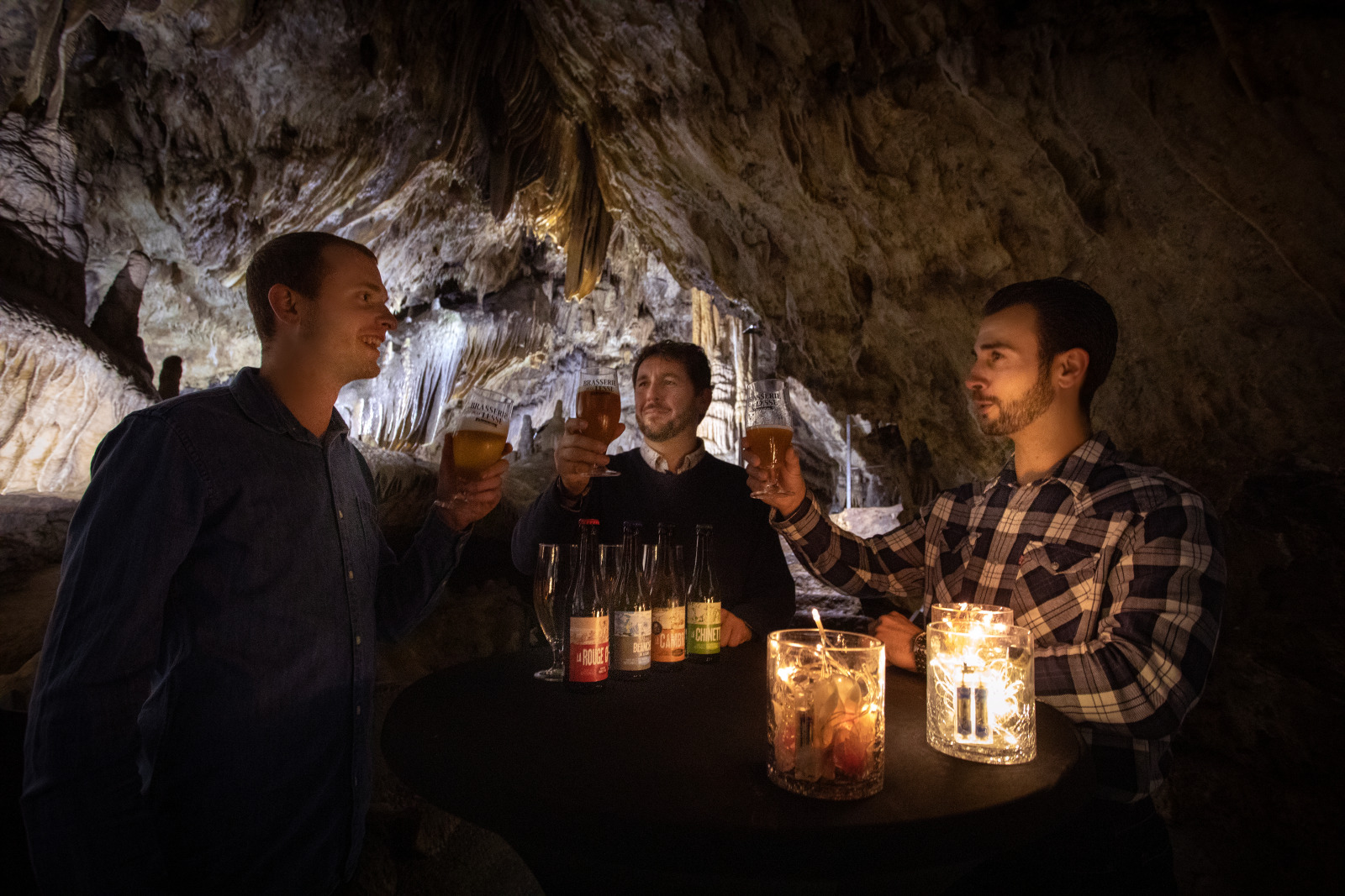 Personnes dégustant une bière au coeur des grottes de Han