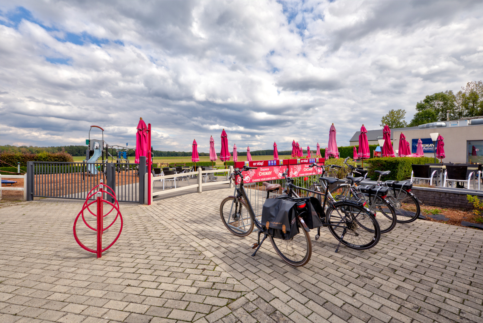 Plaine de jeux, terrasse et parking vélo avec chargeurs pour e-bike de l'Auberge de Poteaupré