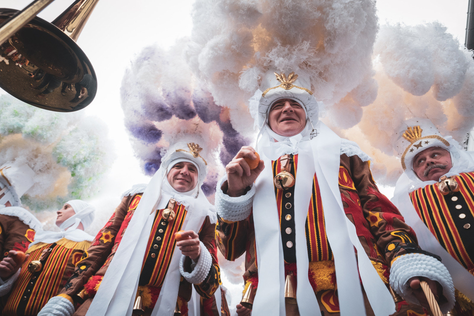 Hommes avec costumes traditionnels au carnaval de Binche