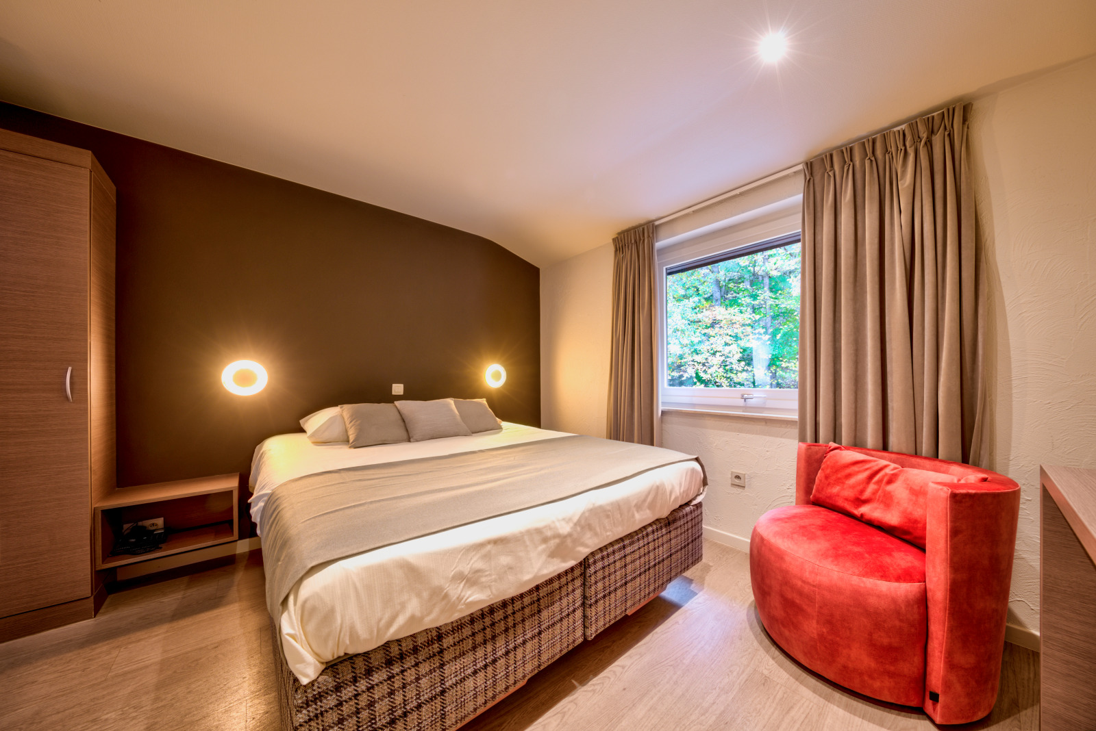 Geräumiges Zimmer mit großem Bett im Hotel Val d'Arimont in Malmedy