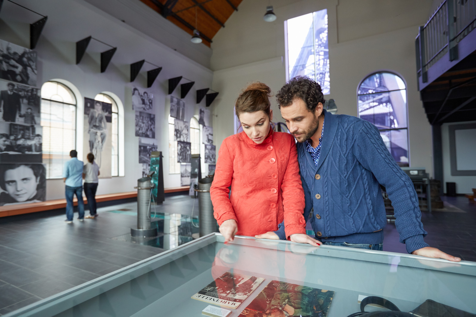 Couple en visite au musée de l'industrie à Marcinelle sur le site du Bois du Cazier