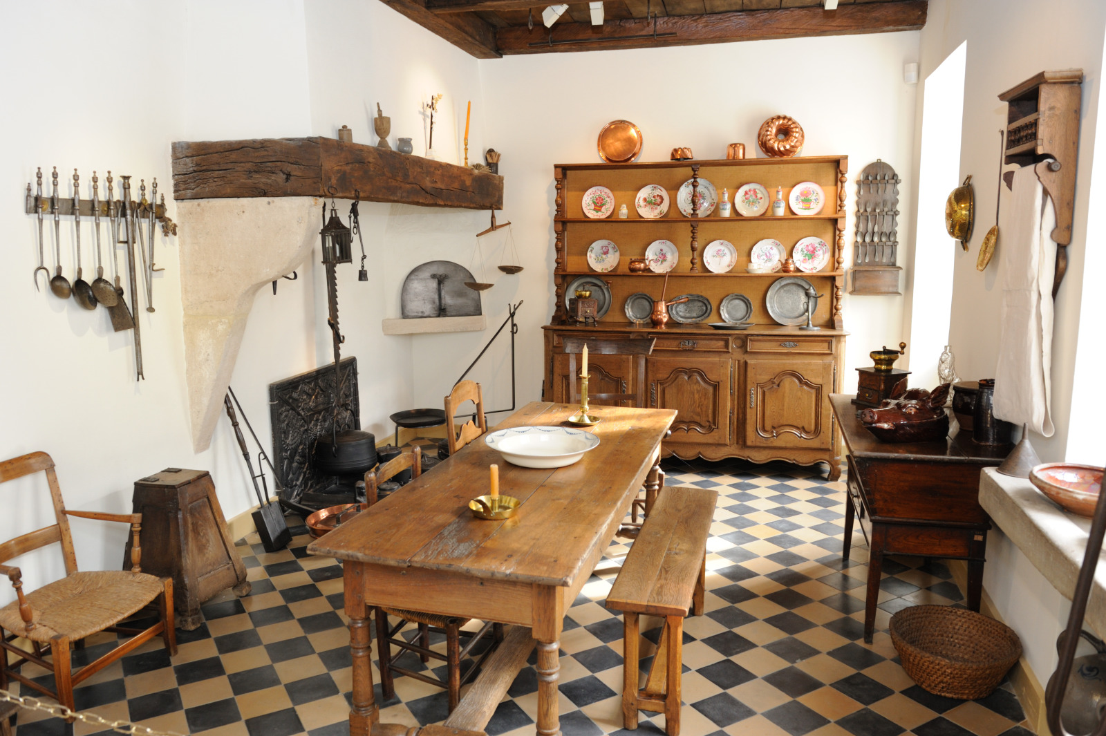 Musée gaumais Virton - Table et chaise de cuisine avec buffet et vaisselier