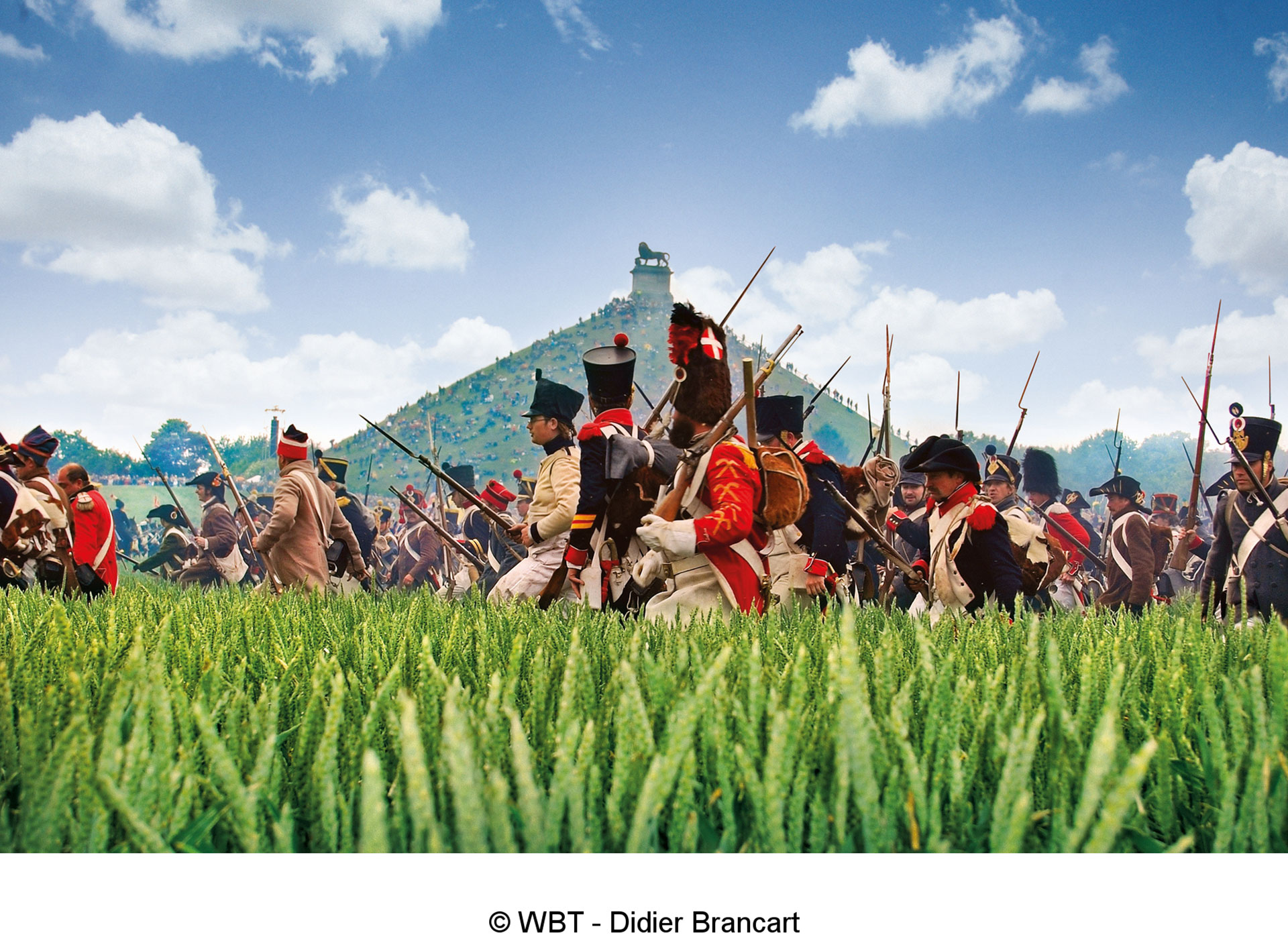 Troepen aan de voet van de Heuvel met de Leeuw tijdens de reconstructie van de Slag bij Waterloo