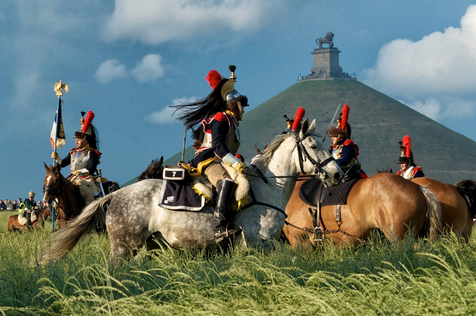 Groupe de soldats à cheval devant la Butte du Lion à Waterloo