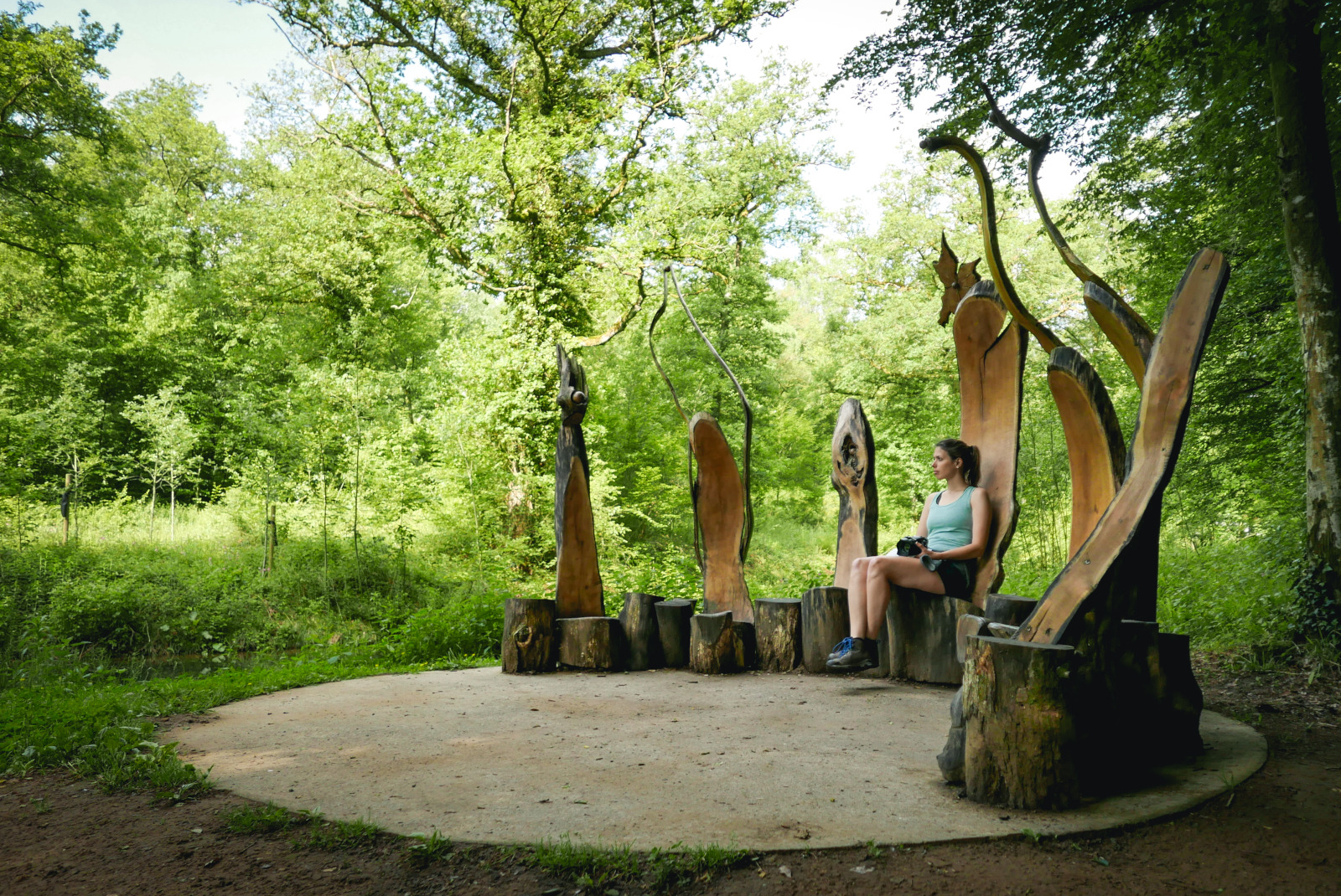 Persoon zittend op een kunstwerk van de Sentiers d'Art, wandeling in Gesves in Wallonië