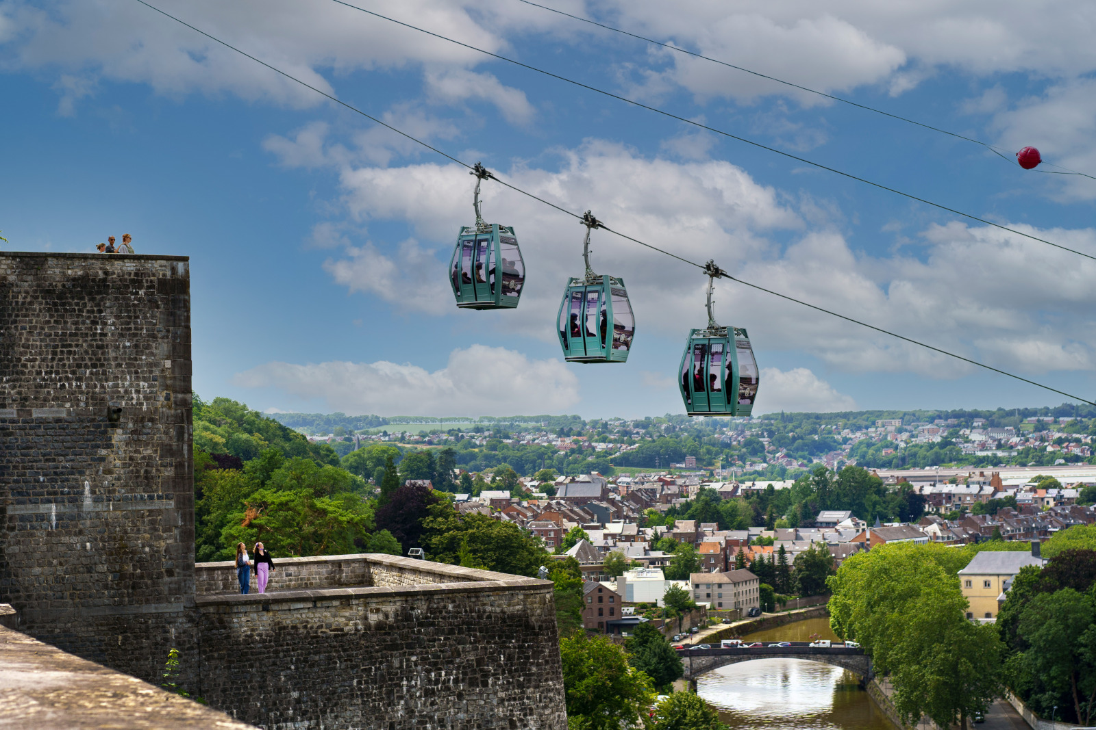Téléphérique de Namur avec vue sur la ville en arrière plan