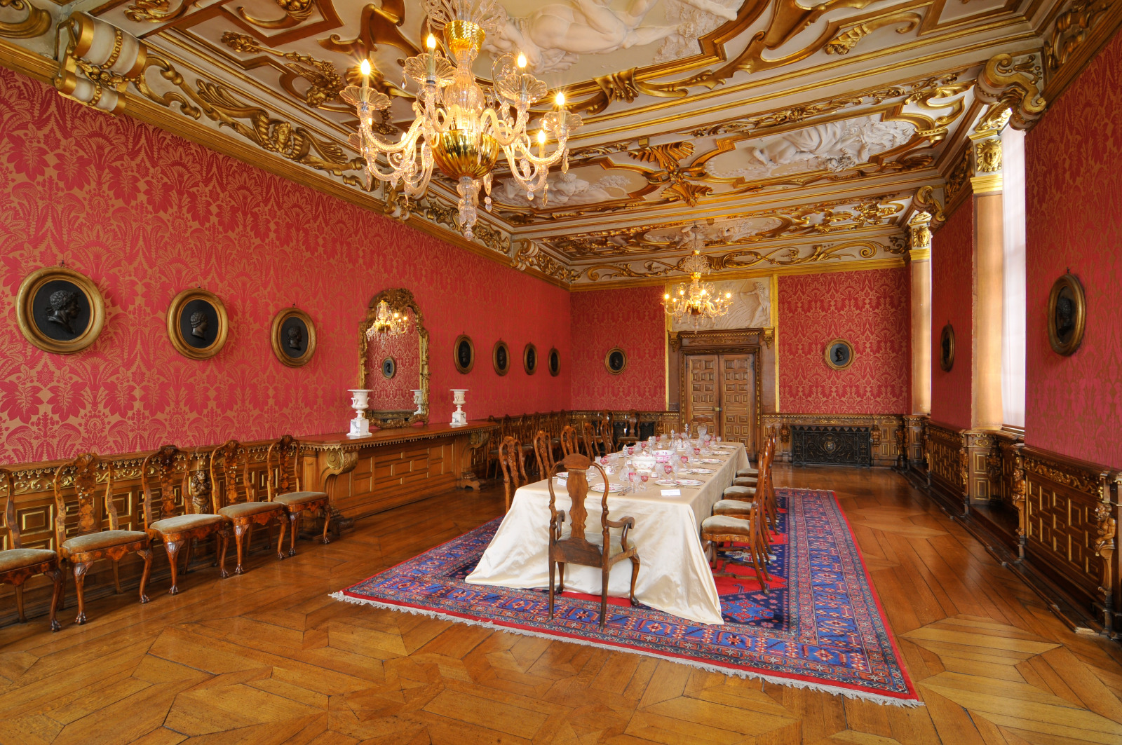 Salle à manger avec table dressée du Château de Modave