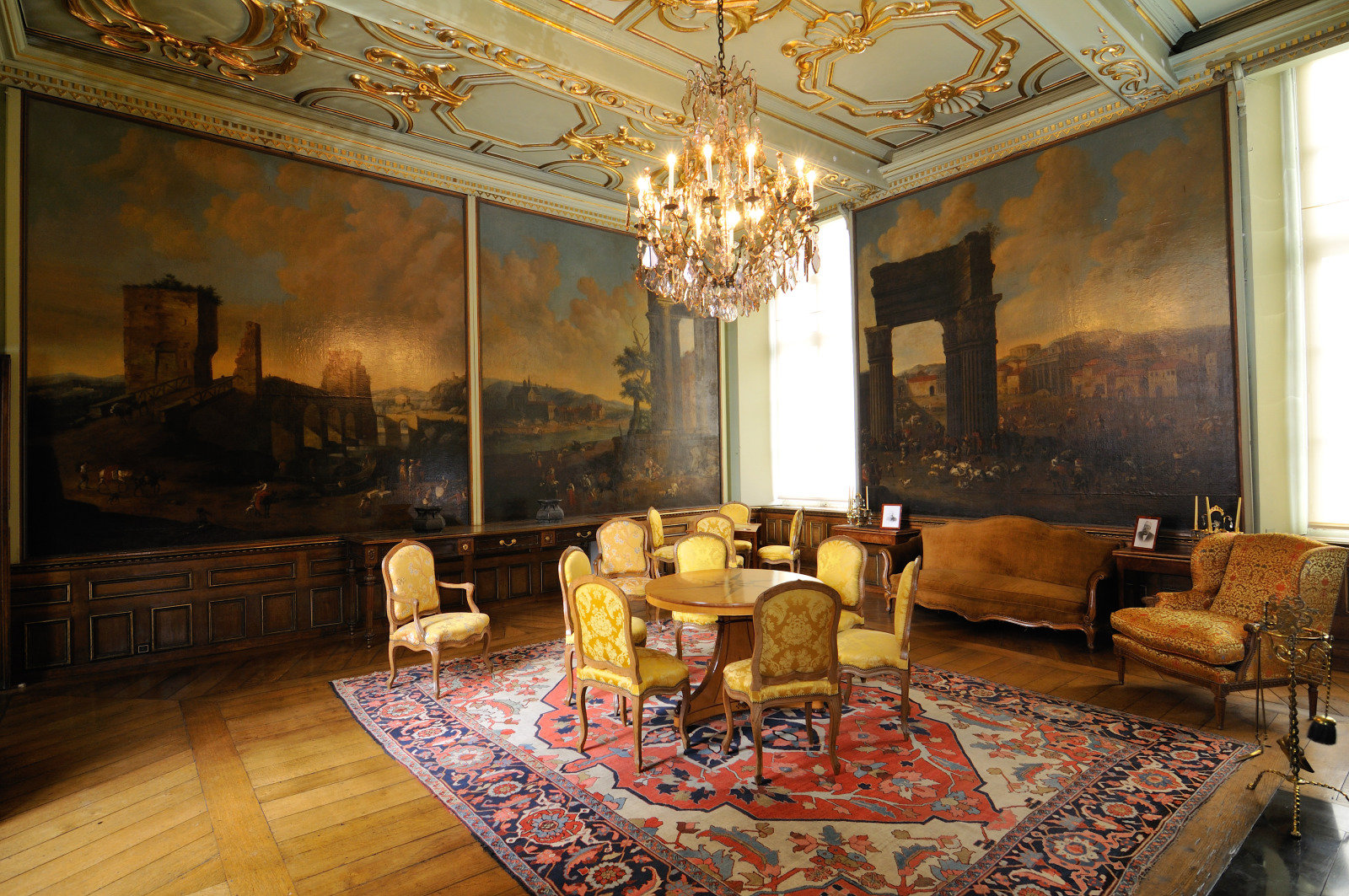 Salon versierd met grote schilderijen in het Kasteel van Modave