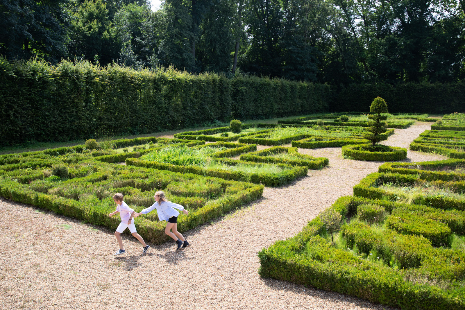 Parc d'Enghien, jardin à la française et en forme de labyrinthe avec deux enfants complices qui courent
