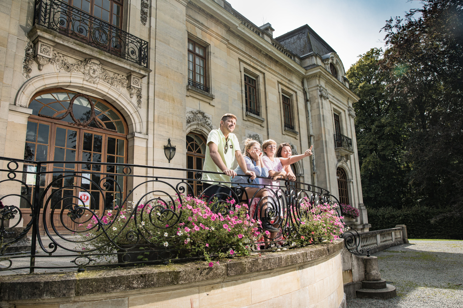 Parc d'Enghien, famille sur le balcon du château fleuri.