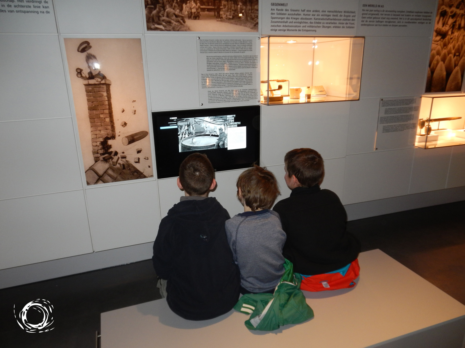 Enfants qui visionnent un documentaire sur la guerre à l'intérieur du musée Plugstreet.