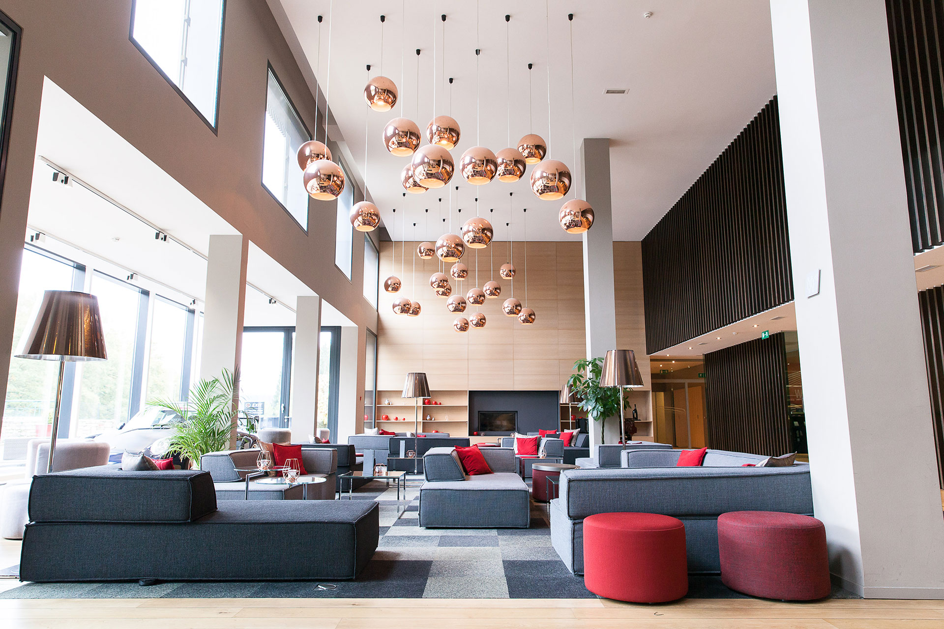 Lobby d'hôtel avec canapé et luminaires en forme de boule
