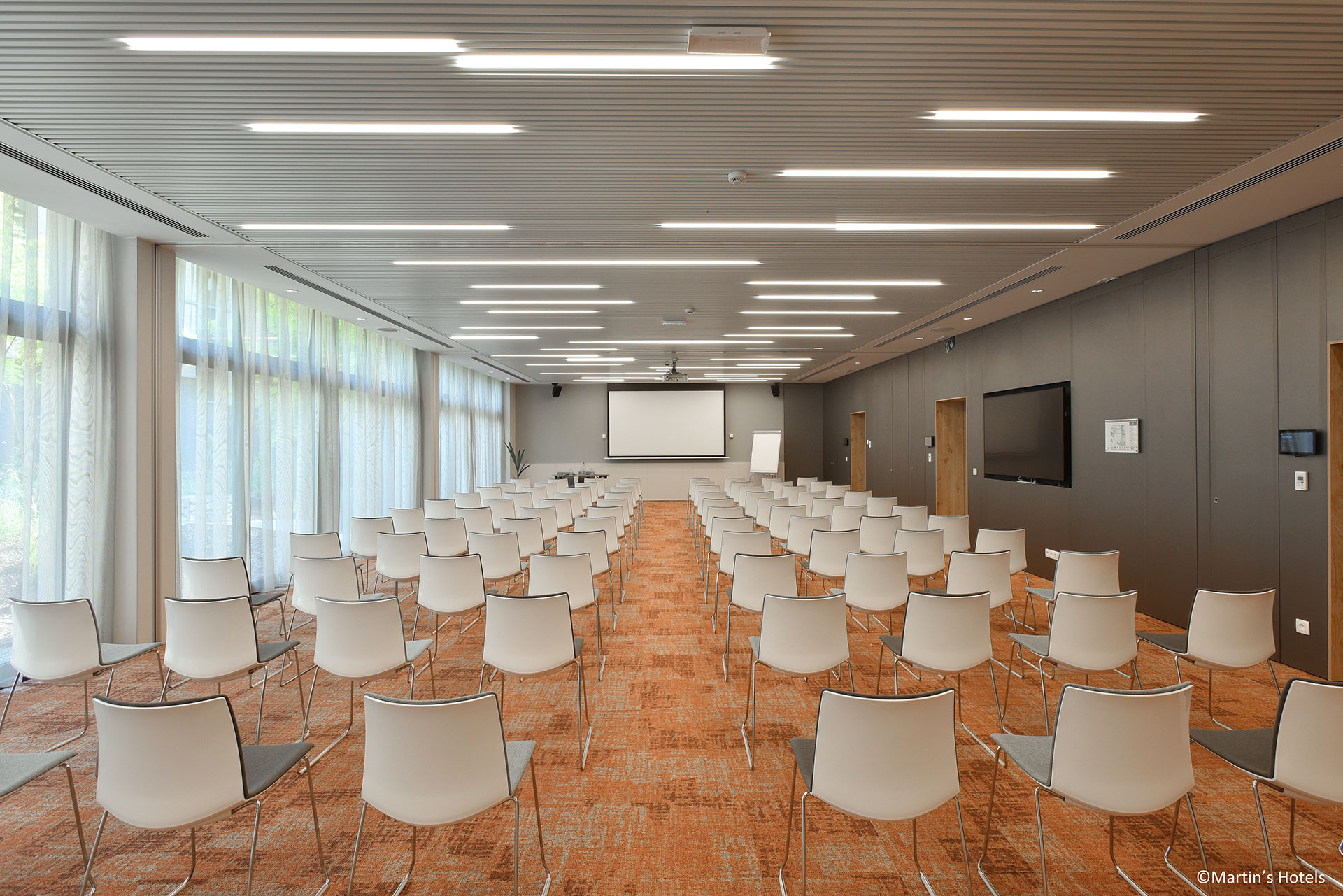 salle de réunion en théâtre avec lumière du jour dans hôtel d'affaires à Louvain-La-Neuve