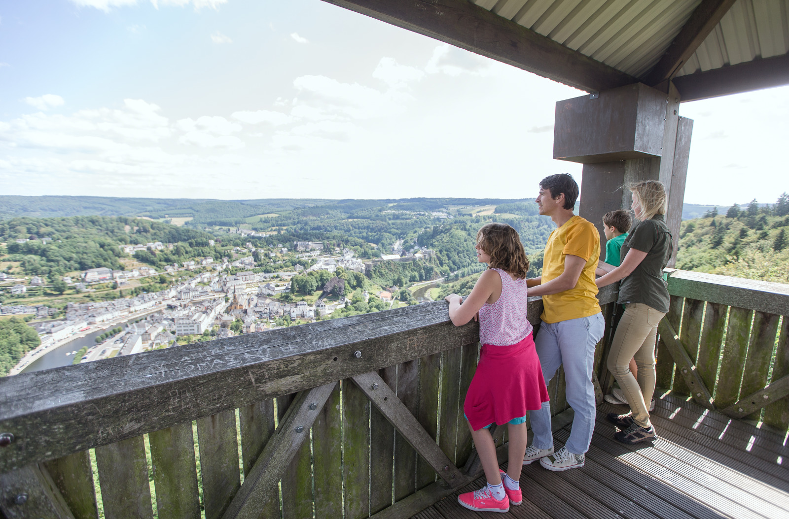 Famille au sommet du panorama du Bélvédère à Bouillon