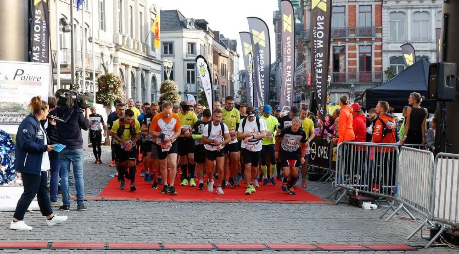 Hardlopers op de startlijn van de halve marathon van Bergen