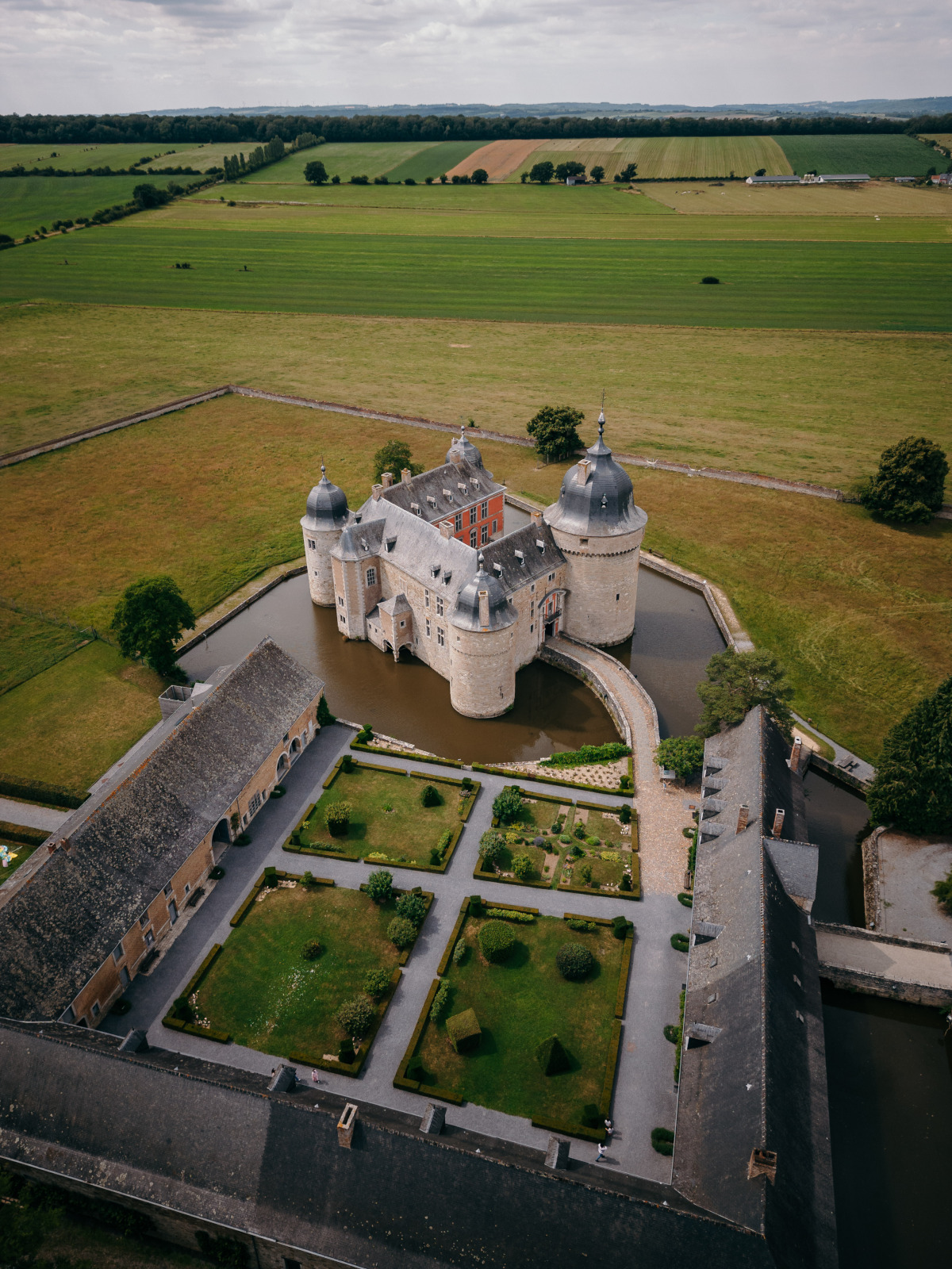 Luchtfoto van het kasteel van Lavaux-Sainte-Anne