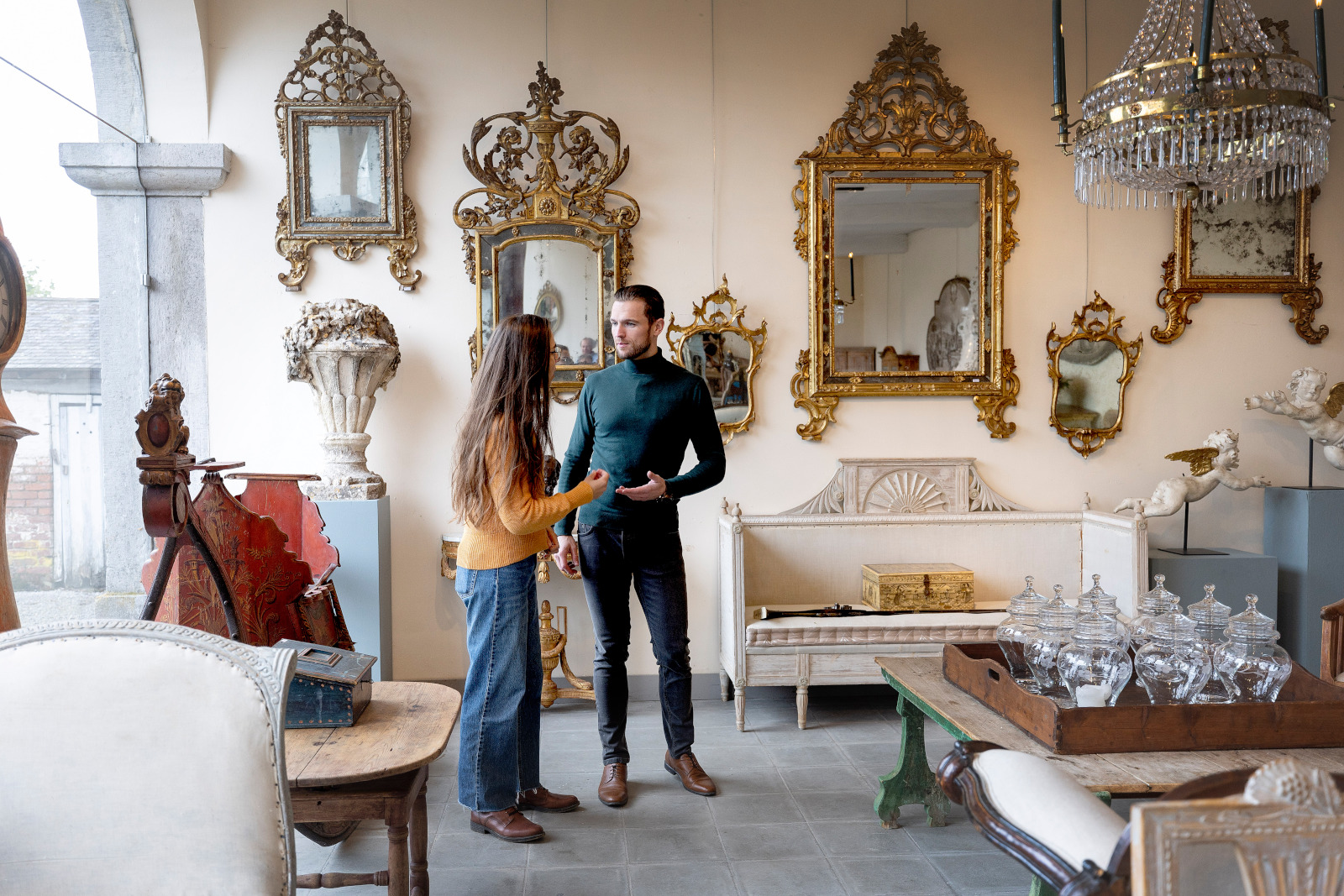 Un couple discute au Salon d'Art et d'Antiquités au Château de Deulin