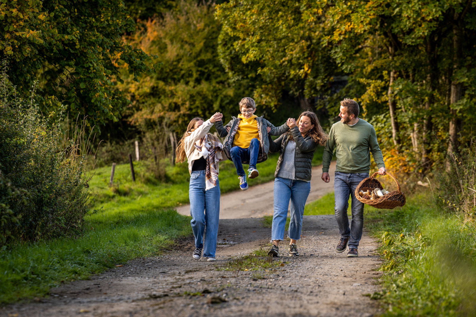 Een gezin op wandel tijdens het champignons plukken