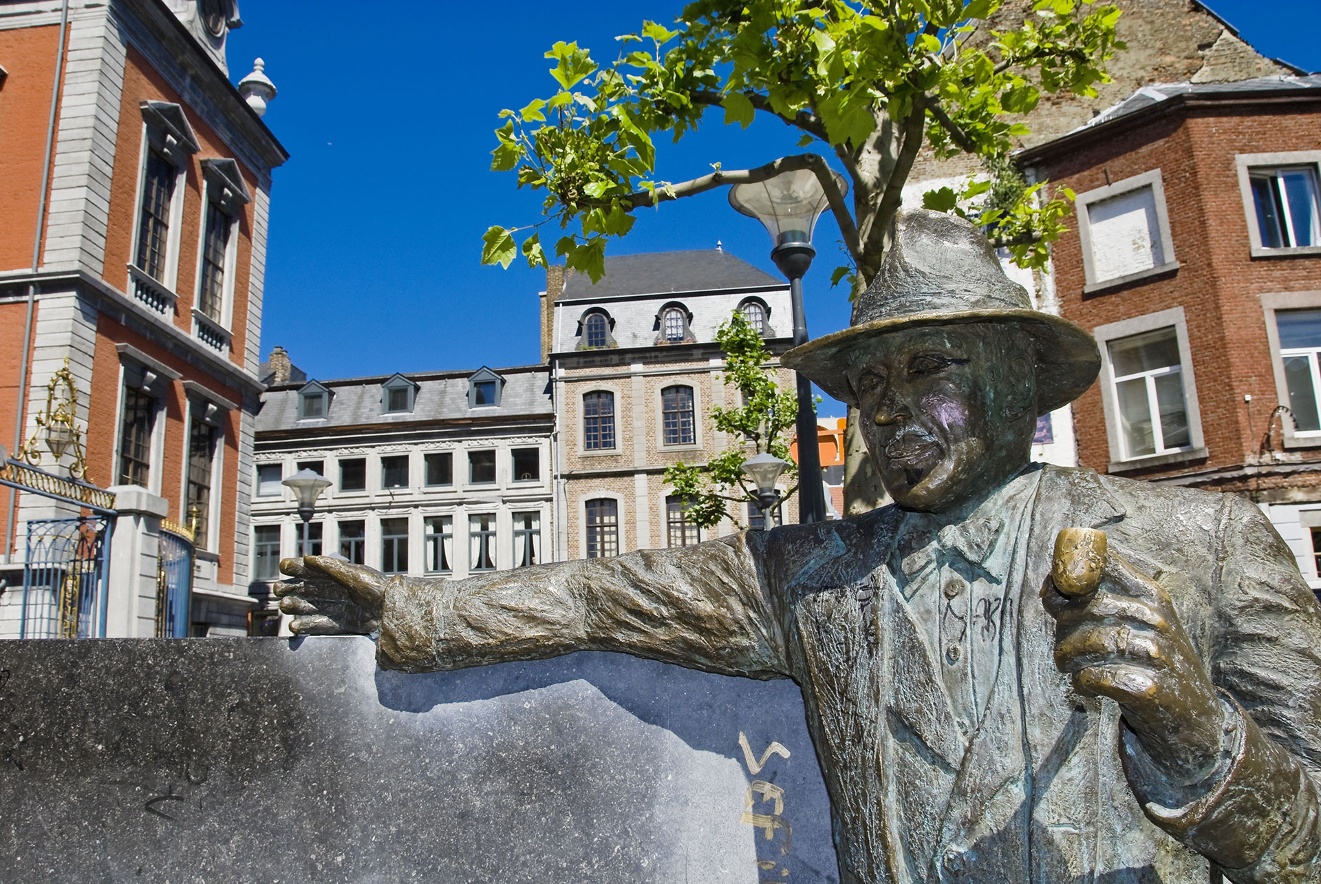 Statue von Georges Simenon auf dem Place du Commissaire Maigret in Lüttich