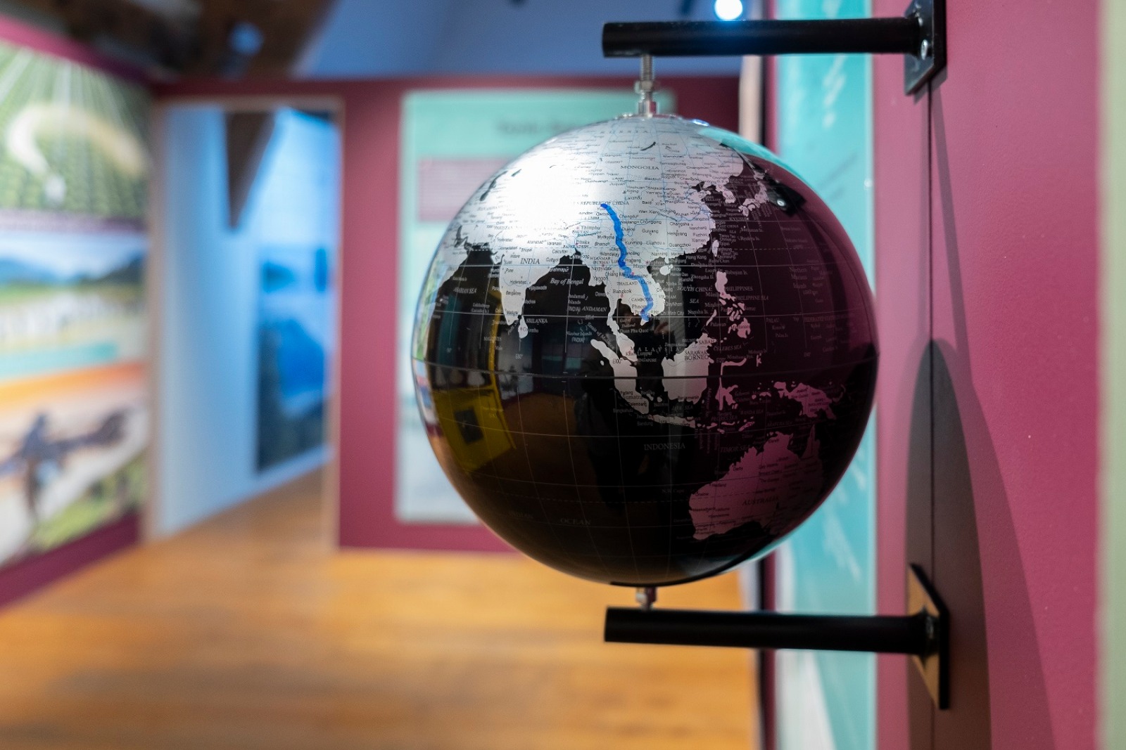 Globe terrestre situé dans une des salles d'exposition de RIVEO