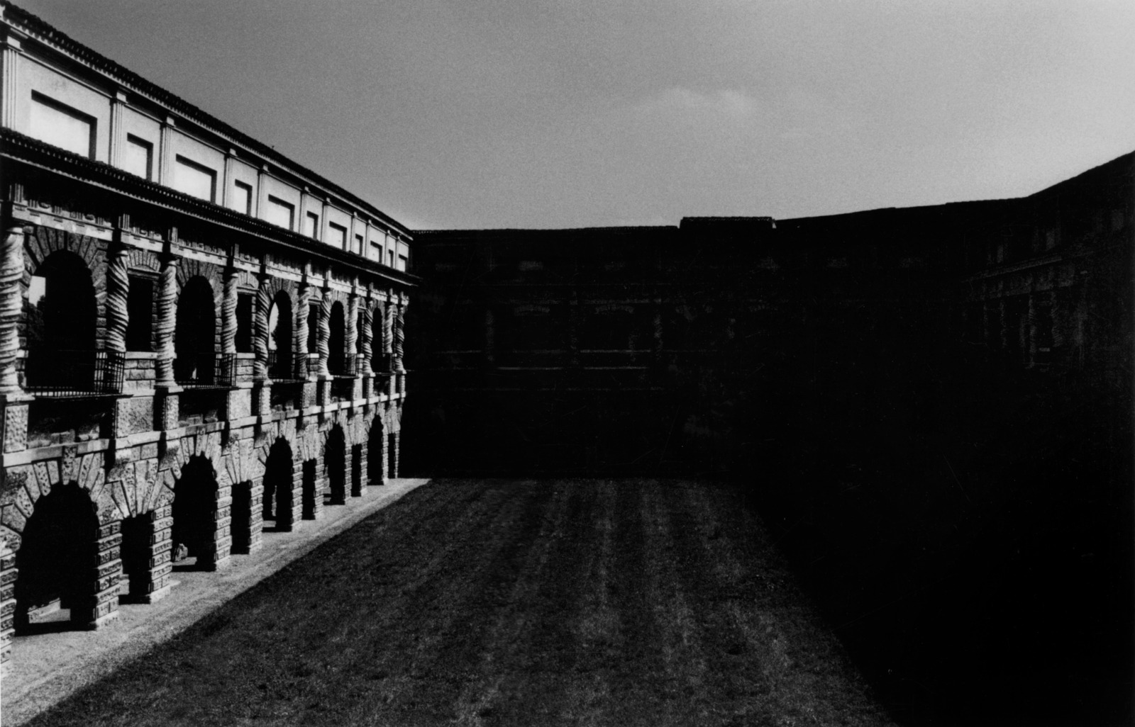 Palazzo Te de la serie Mantova il segreto della citta, Mantoue, Italie, 2002. Coll. Musee de la Photographie © Vasco Ascolini