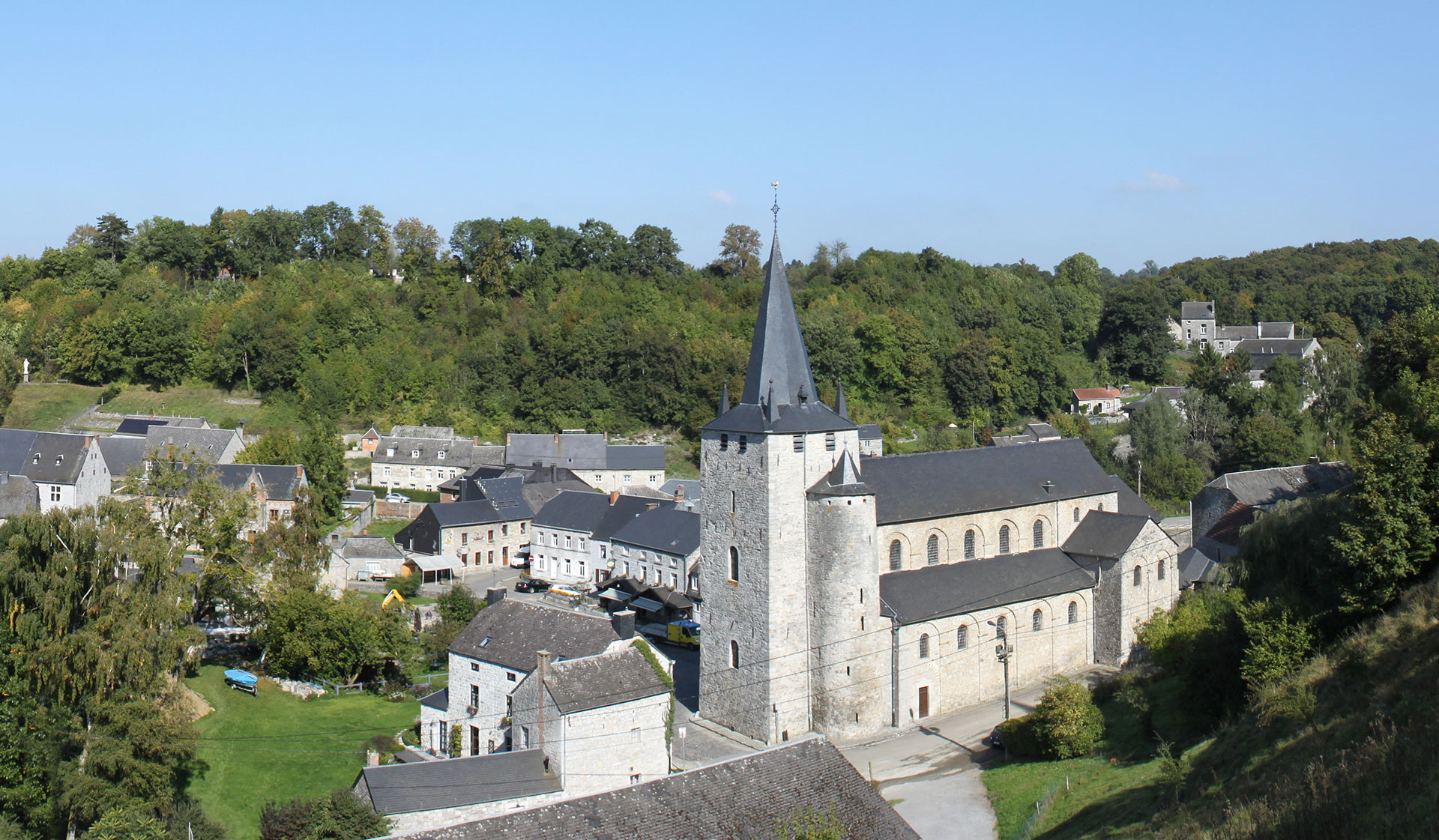 Les plus beaux villages de Wallonie - Celles - clocher - ciel bleu