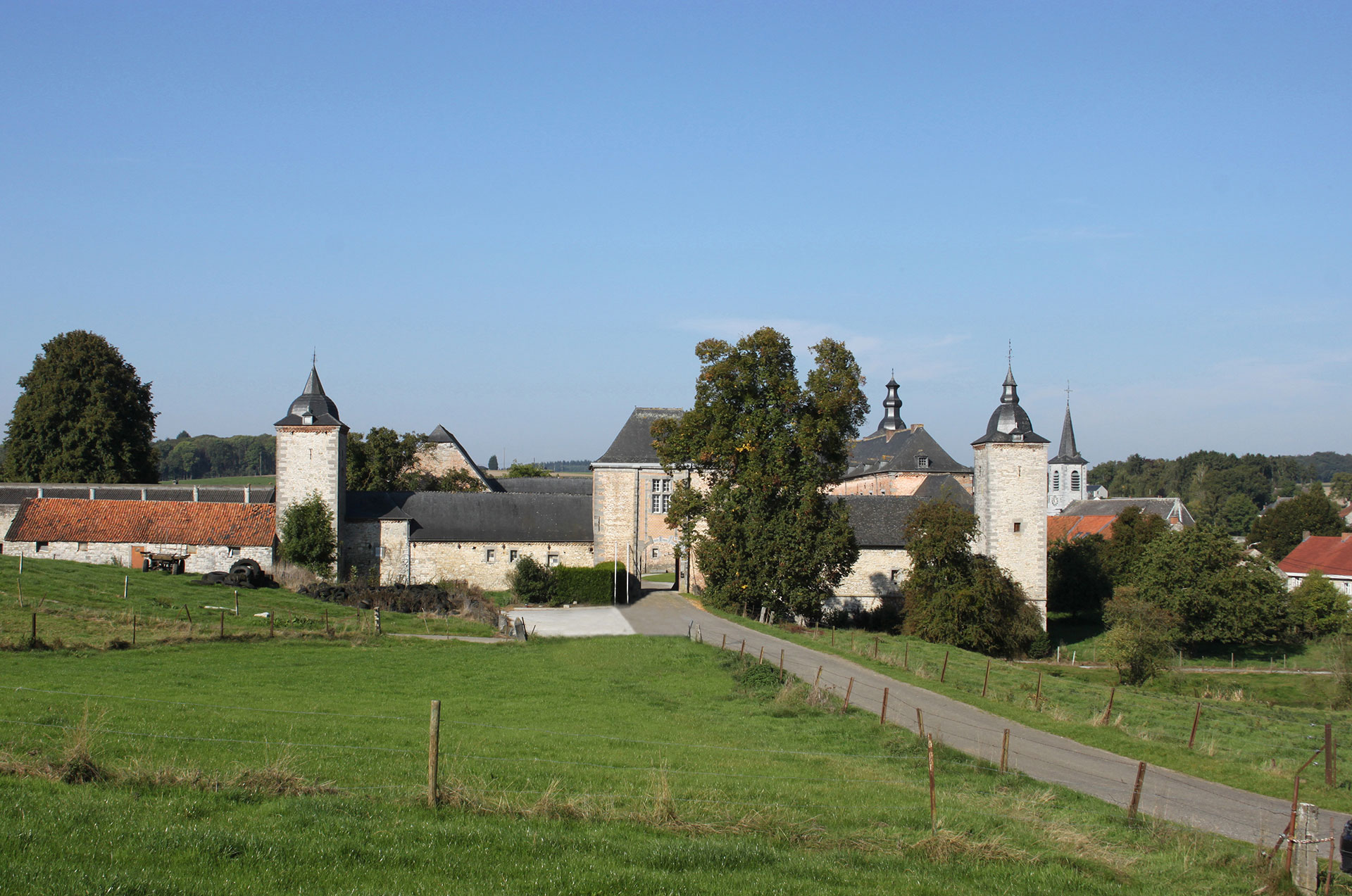 Les plus beaux villages de Wallonie - Falaën - clocher - cour intérieur - ciel bleu