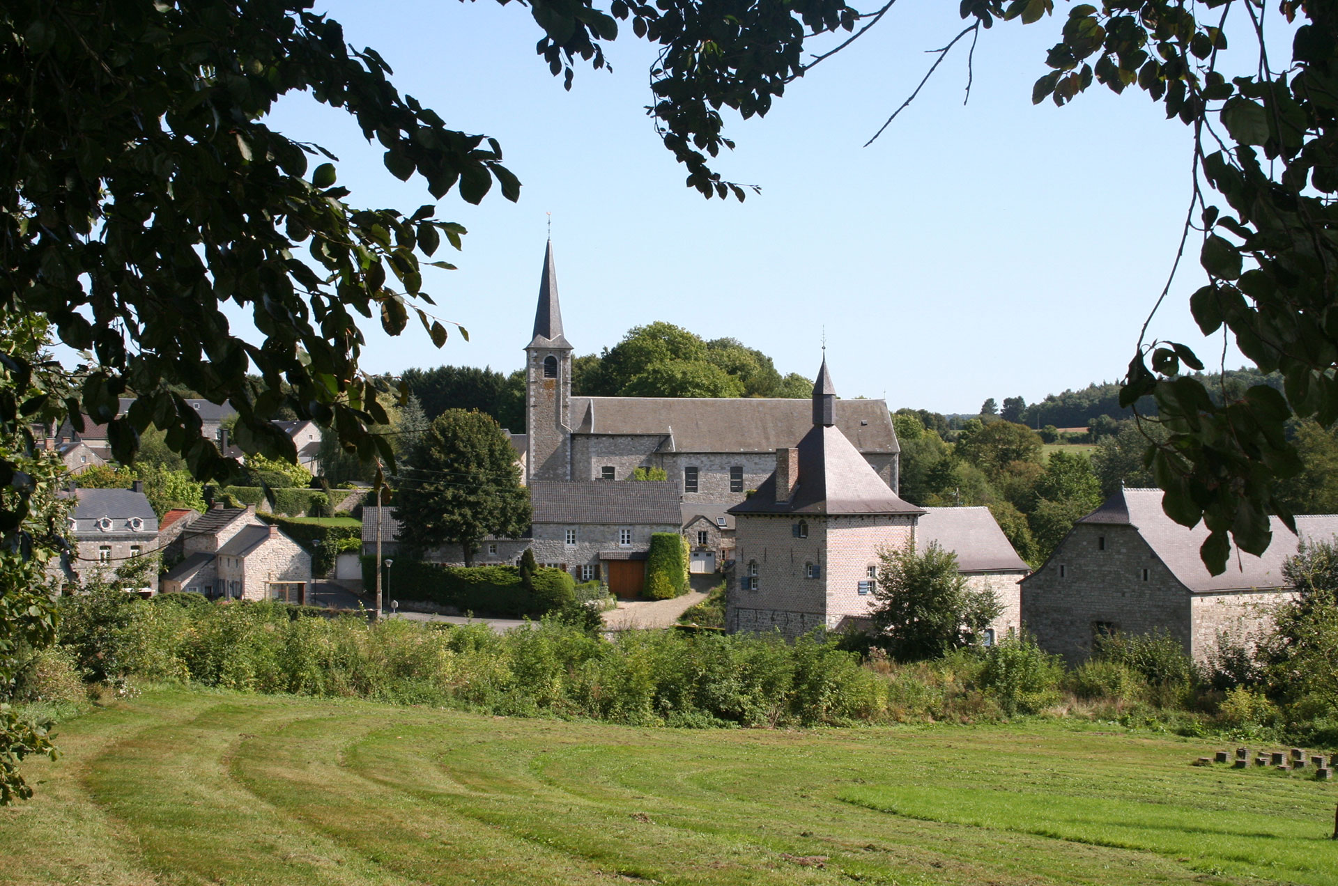 Les plus beaux villages de Wallonie - Mozet - clocher - paysage - ciel bleu - nature