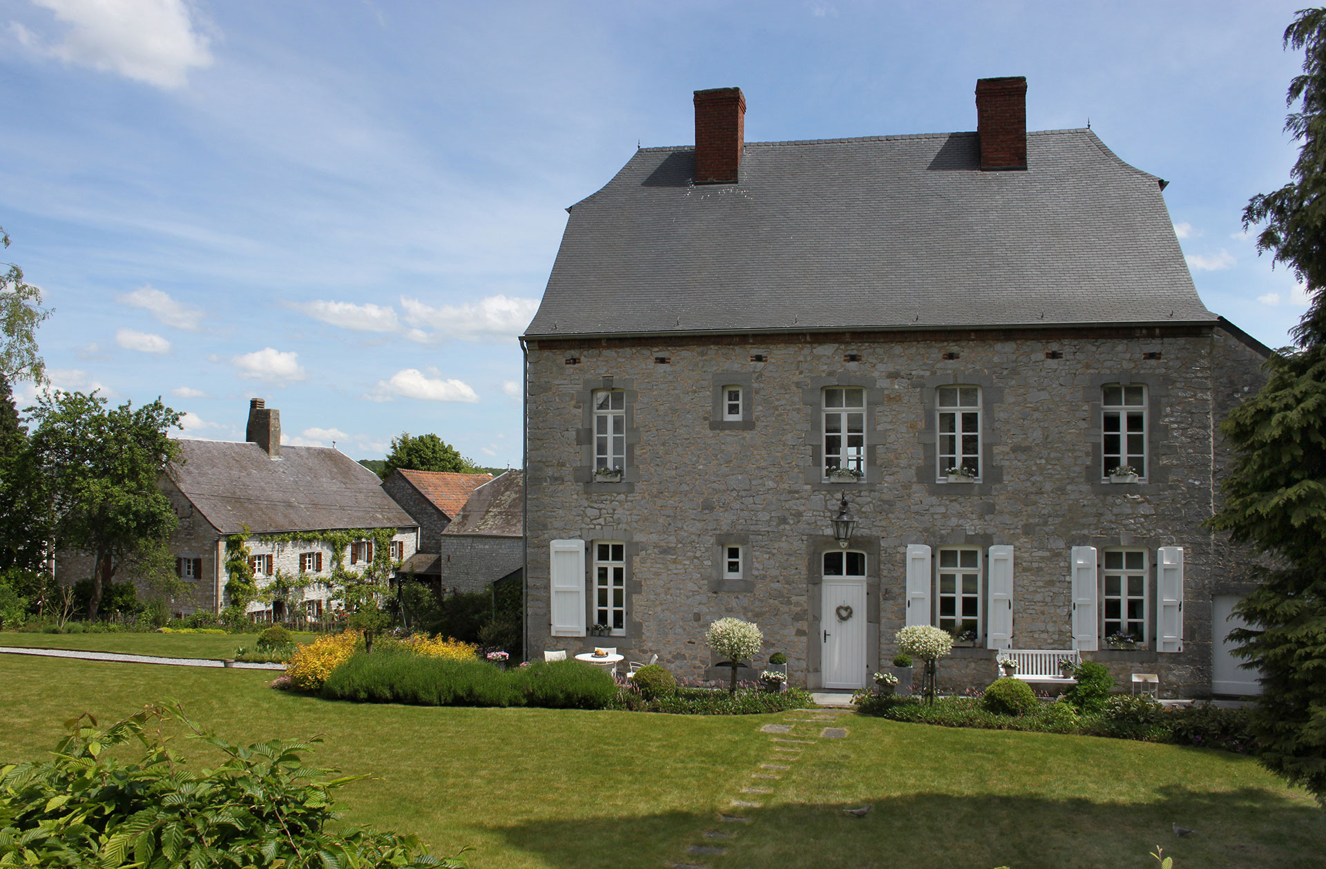 Les plus beaux villages de Wallonie - Soulme - maison - pierres - ciel bleu - jardin