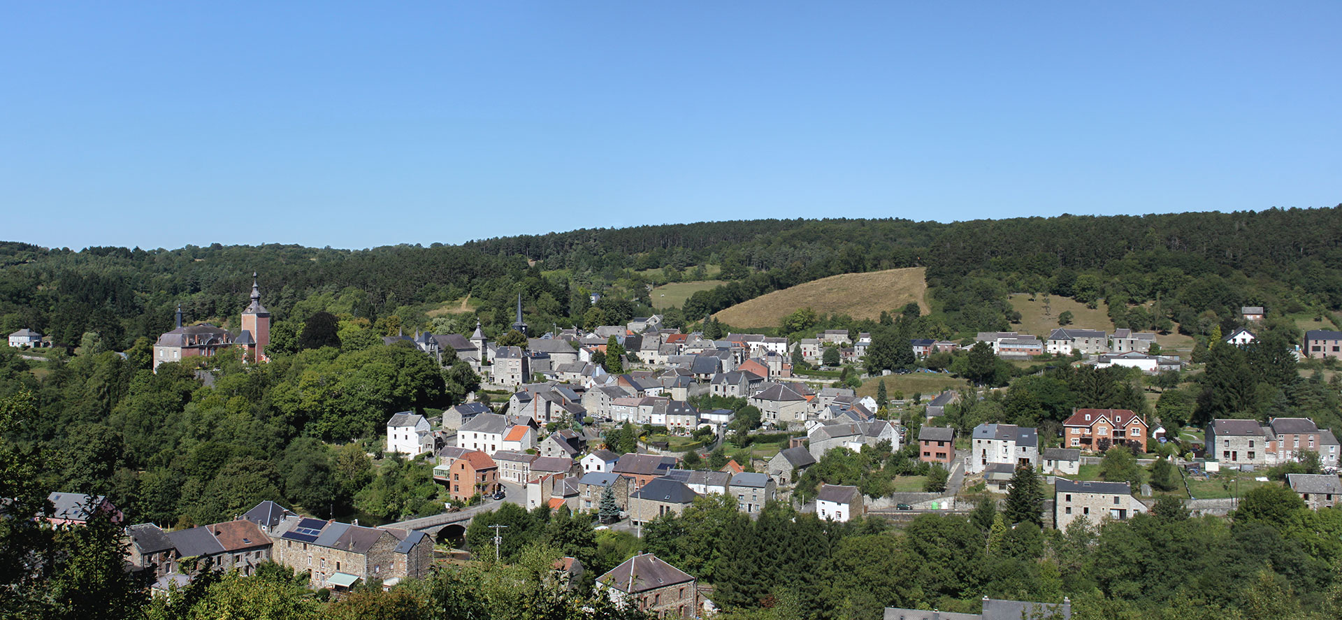 Les plus beaux villages de Wallonie - Vierves - clocher - panorama - ciel bleu - vielles maisons