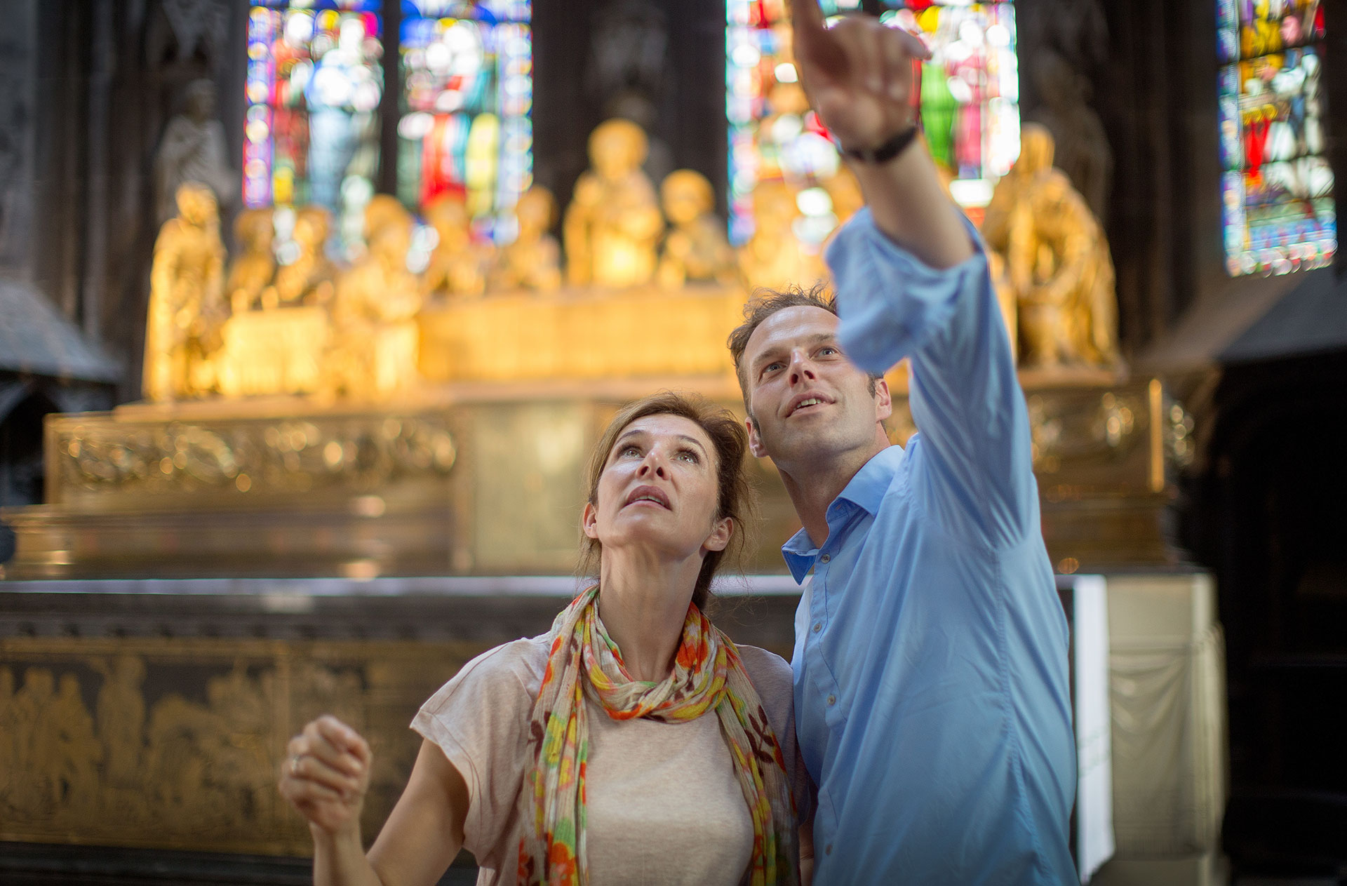 Una pareja admira el interior de la Colegiata Notre-Dame y Saint-Domitien de Huy