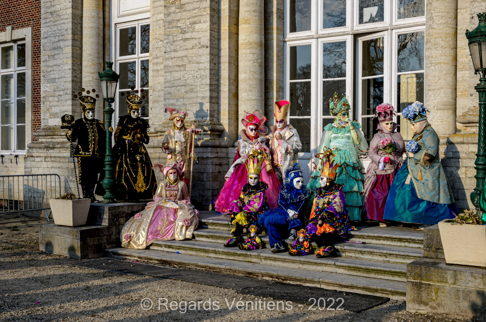 Costumés vénitiens sur les marches de la façade du Château d'Hélécine 