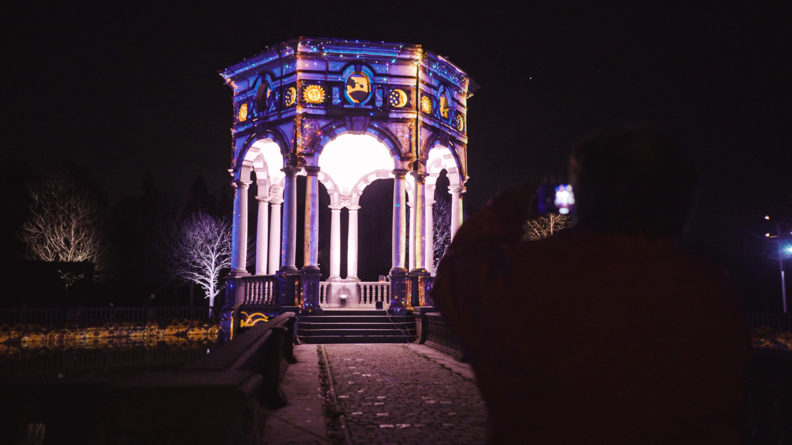 Pavillon du Parc d'Enghien éclairé de projections d'images et de jeux de couleurs
