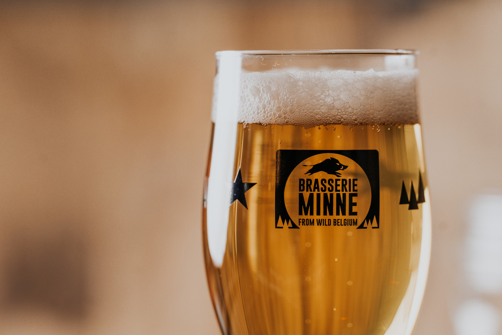 Verre au logo de la Brasserie Minne rempli de bière