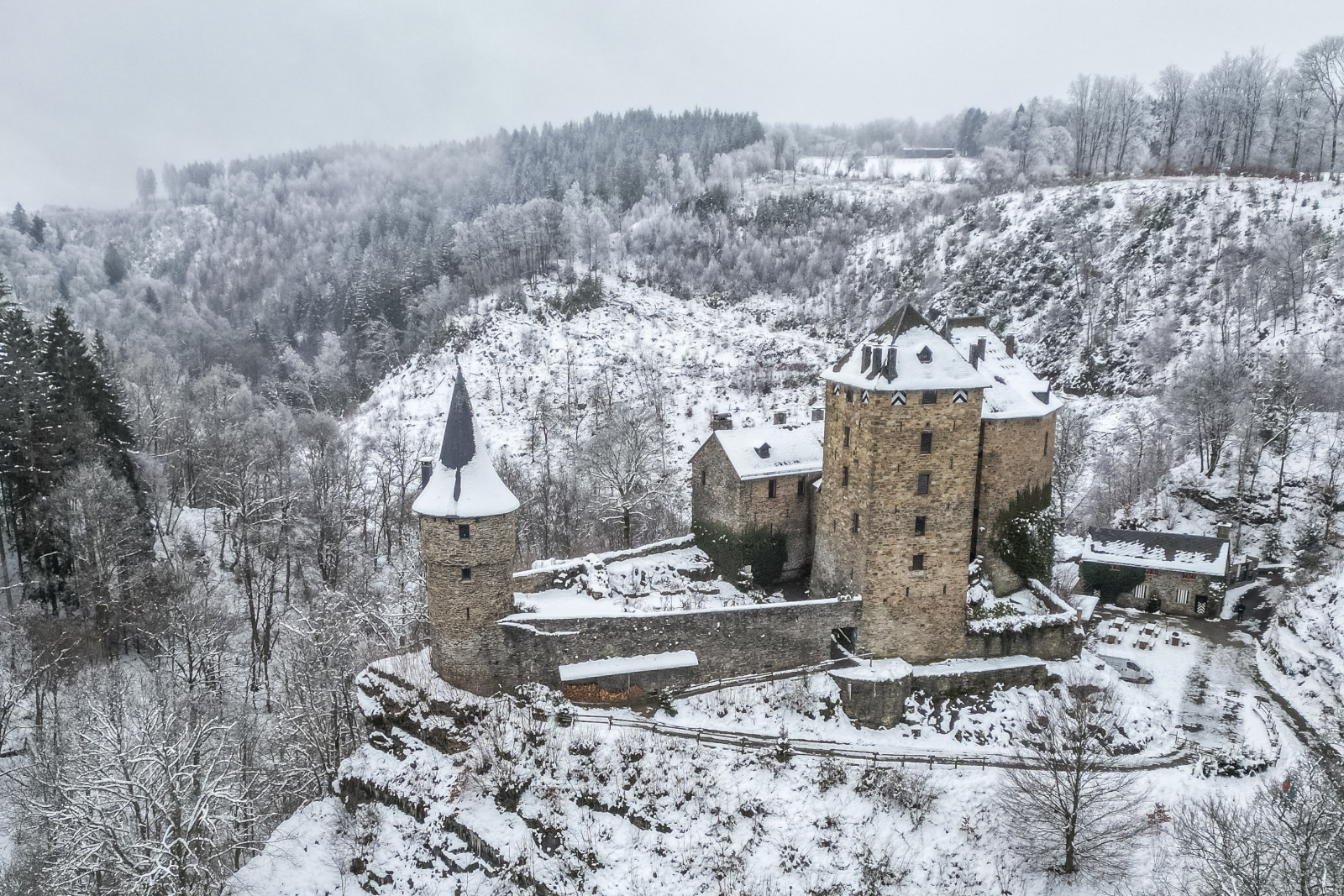 Le Château de Reinhardstein sous la neige à Ovifat dans les Hautes-Fagnes belges