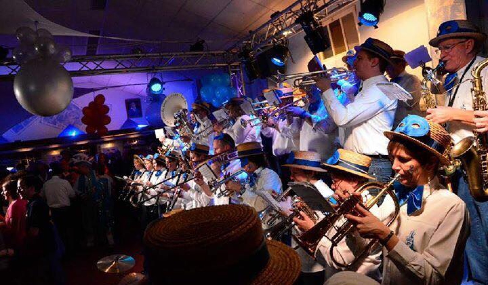 Orchestre de cuivres en costume folklorique et chapeau de paille