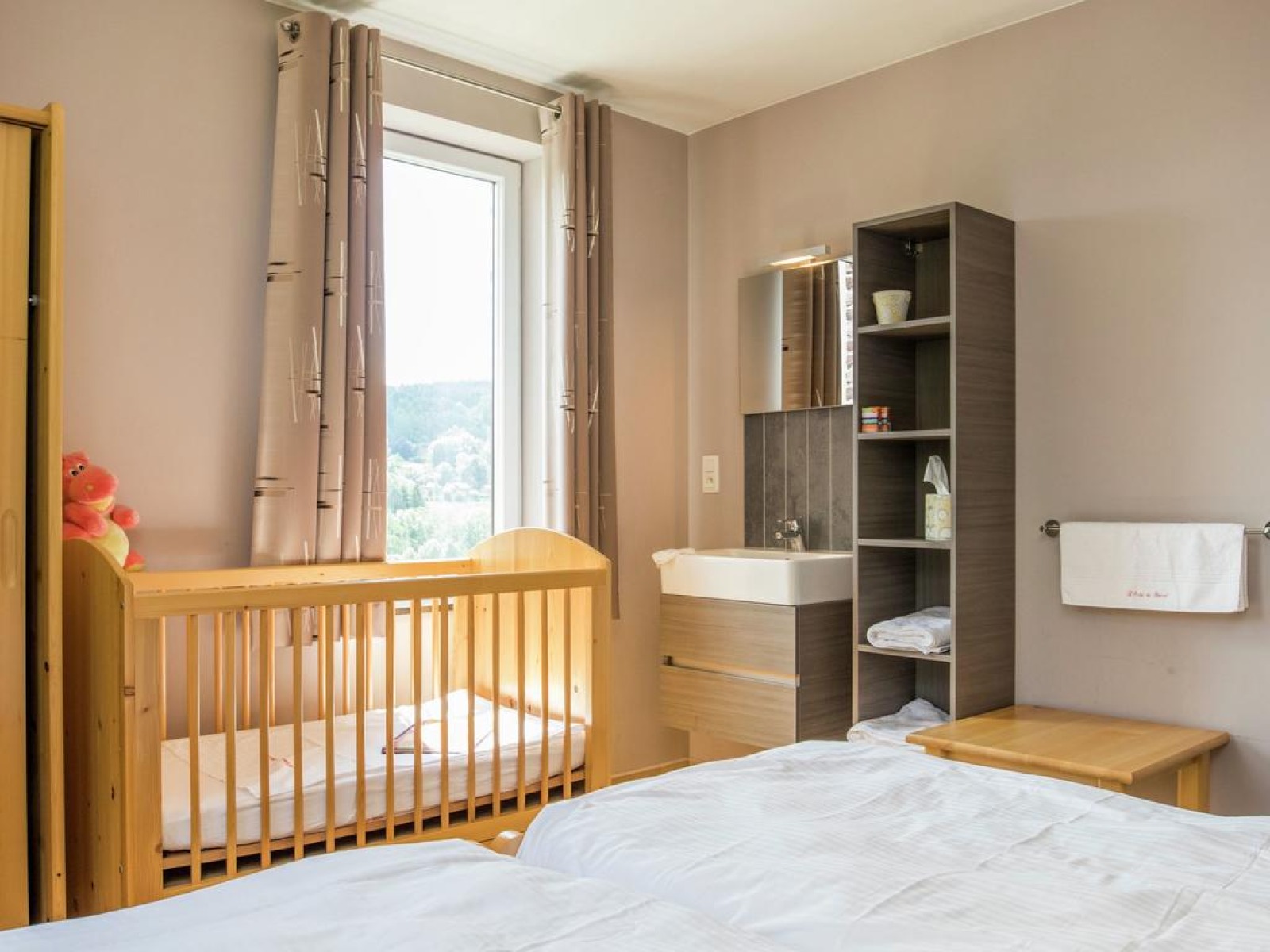Zimmer mit Babybett, Ferienhaus in Durbuy - L'Opale