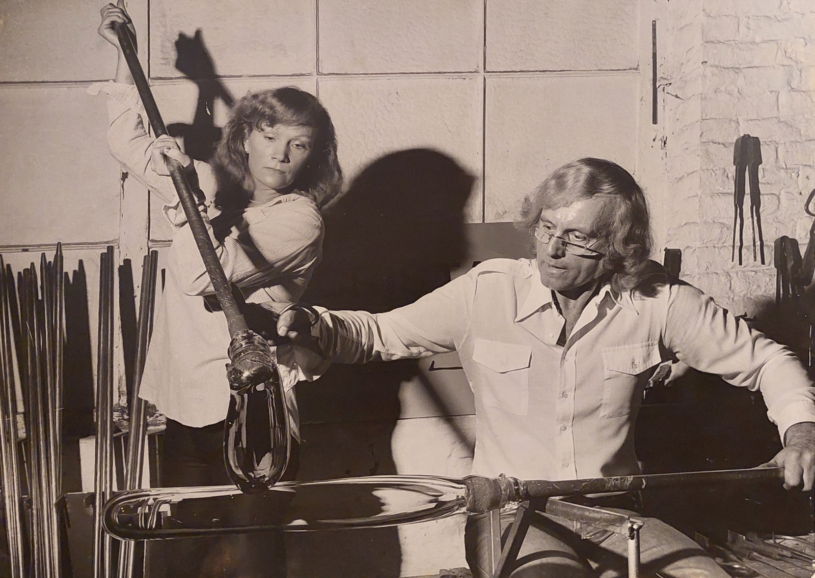 Schwarz-Weiß-Foto von Louis Leloup und seiner Frau Mery bei der Bearbeitung von Kristallglas