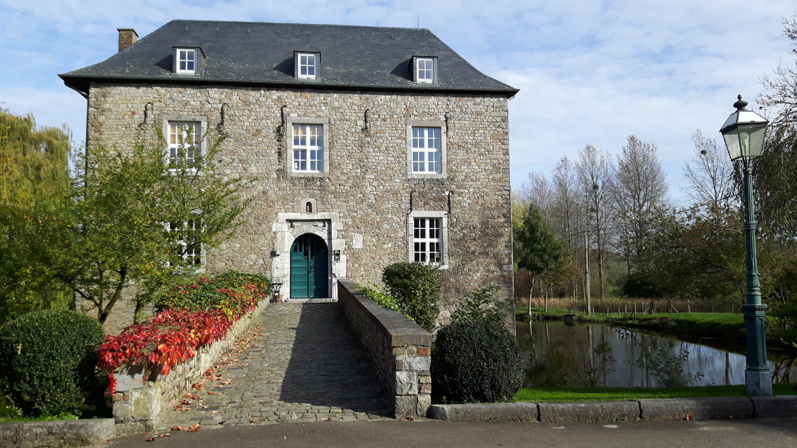 Vue sur la façade du Château Vieljaeren, ancien manoir fortifié du duché de Limbourg.