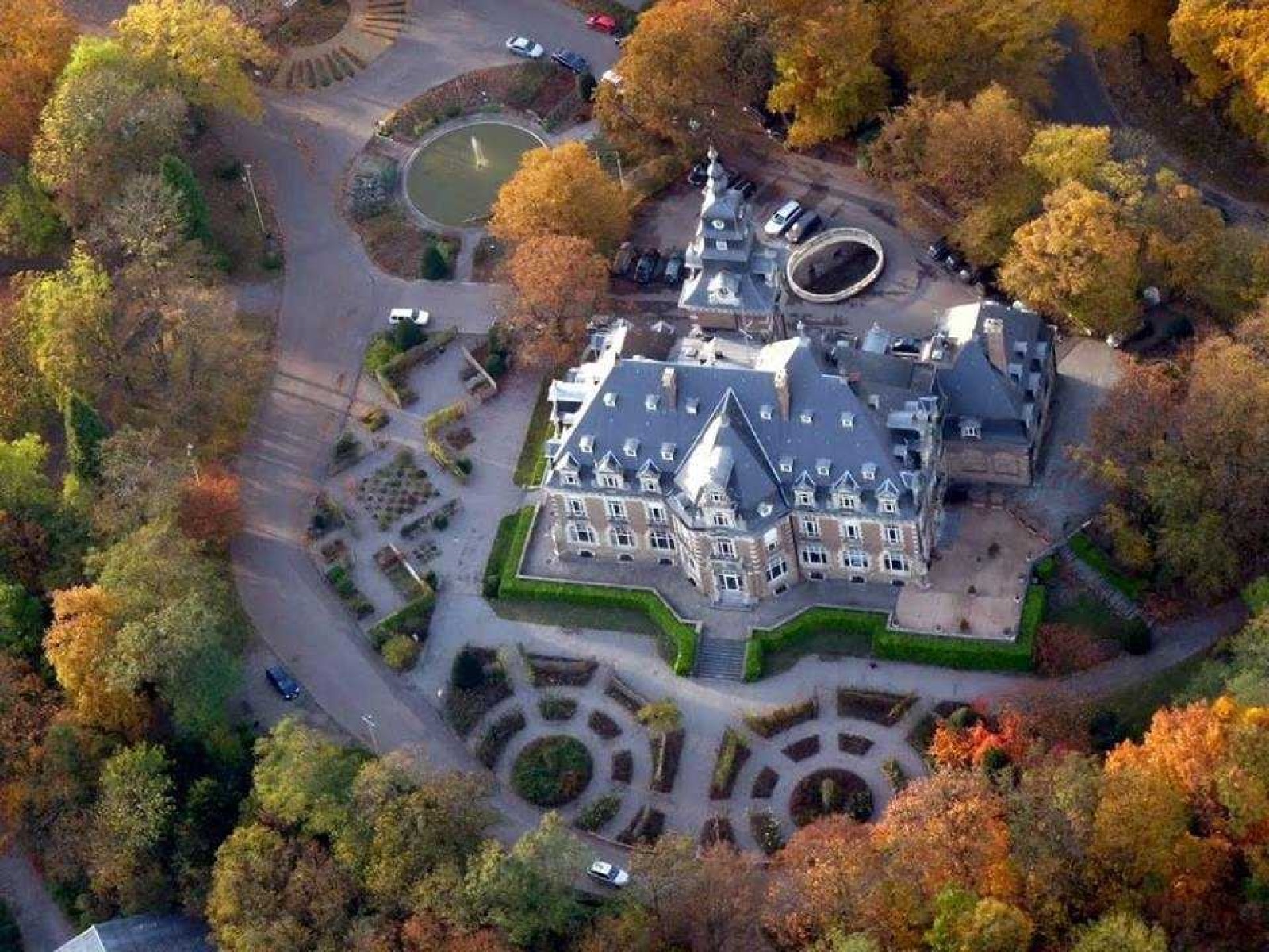 Luchtfoto van het kasteel van Namen met zijn tuinen en bosrijke omgeving