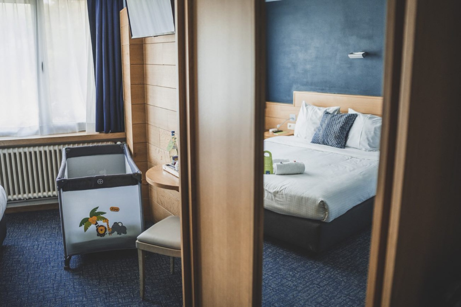 Chambre avec lit double et lit bébé pour les familles qui viennent au Domaine de vacances Mont-des-Pins à Durbuy